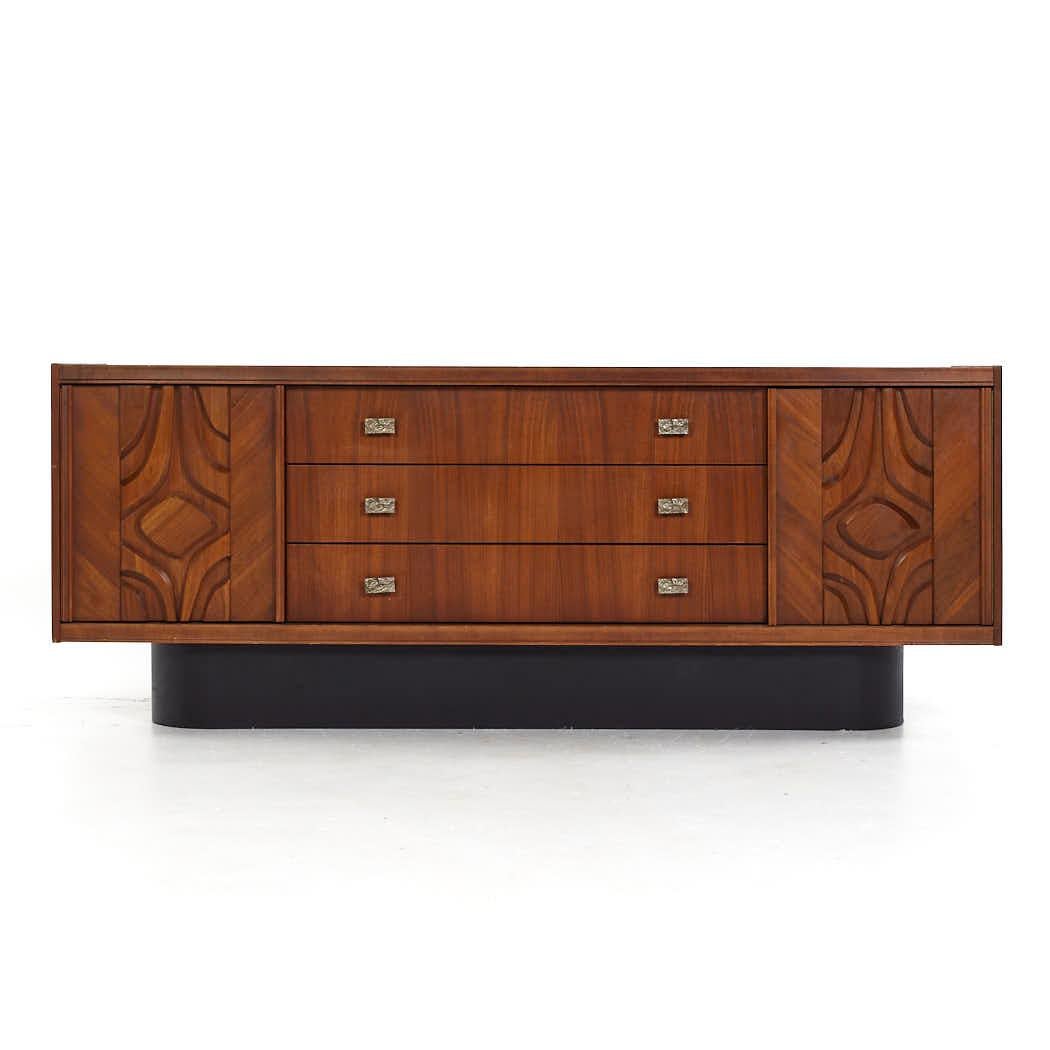 Paul Evans Style Mid Century Canadian Brutalist Walnut Credenza

This credenza measures: 74.75 wide x 20 deep x 29 inches high

All pieces of furniture can be had in what we call restored vintage condition. That means the piece is restored upon