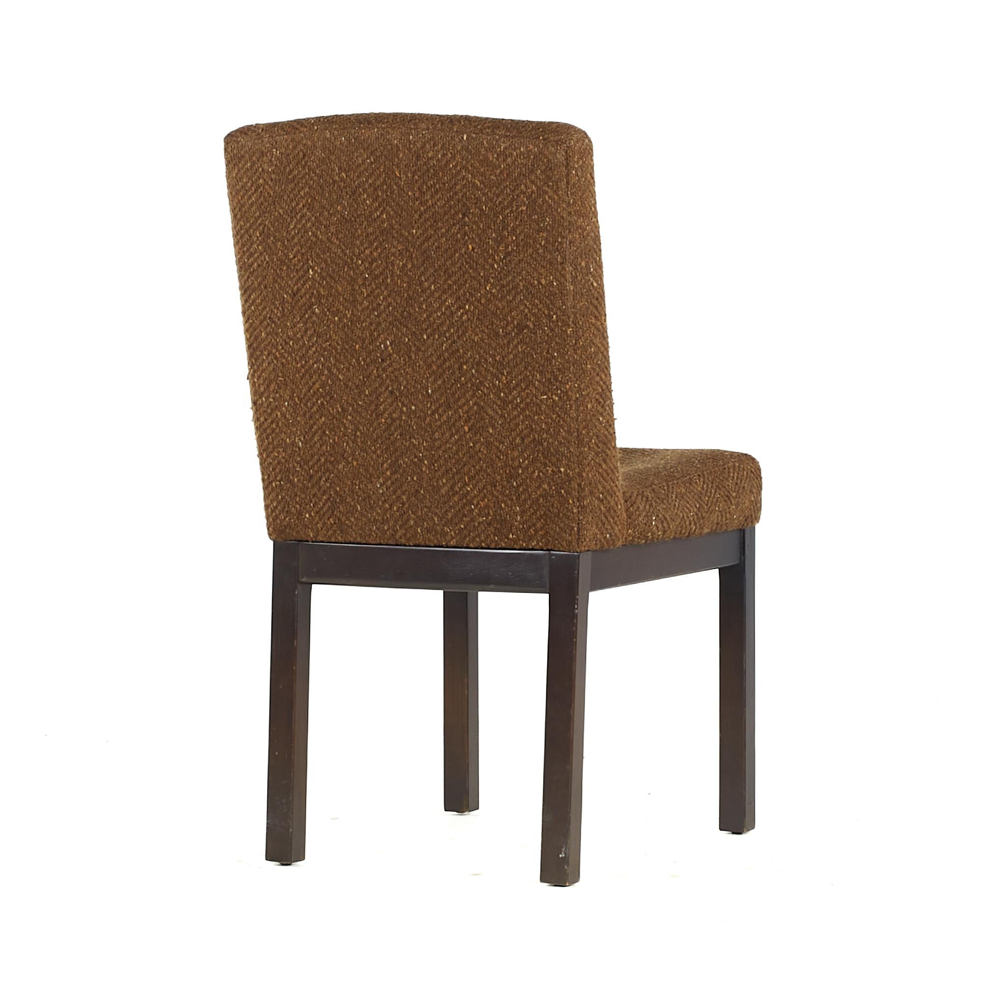 Tissu d'ameublement Chaises de salle à manger mi-siècle de style Paul Evans - Lot de 4 en vente