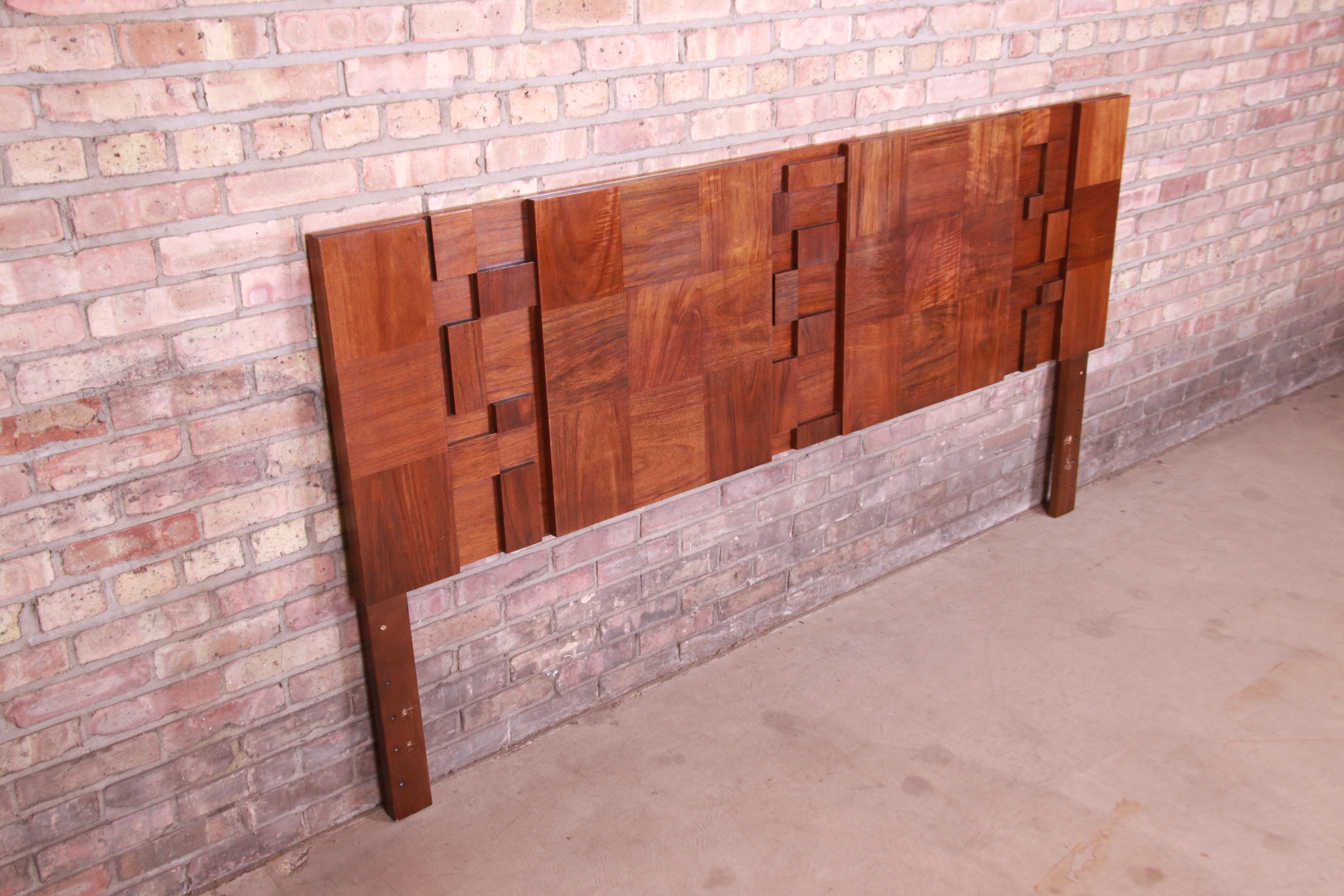 A gorgeous Mid-Century Modern Brutalist walnut king size headboard

In the manner of Paul Evans

By Lane Furniture

USA, 1970s

Measures: 80
