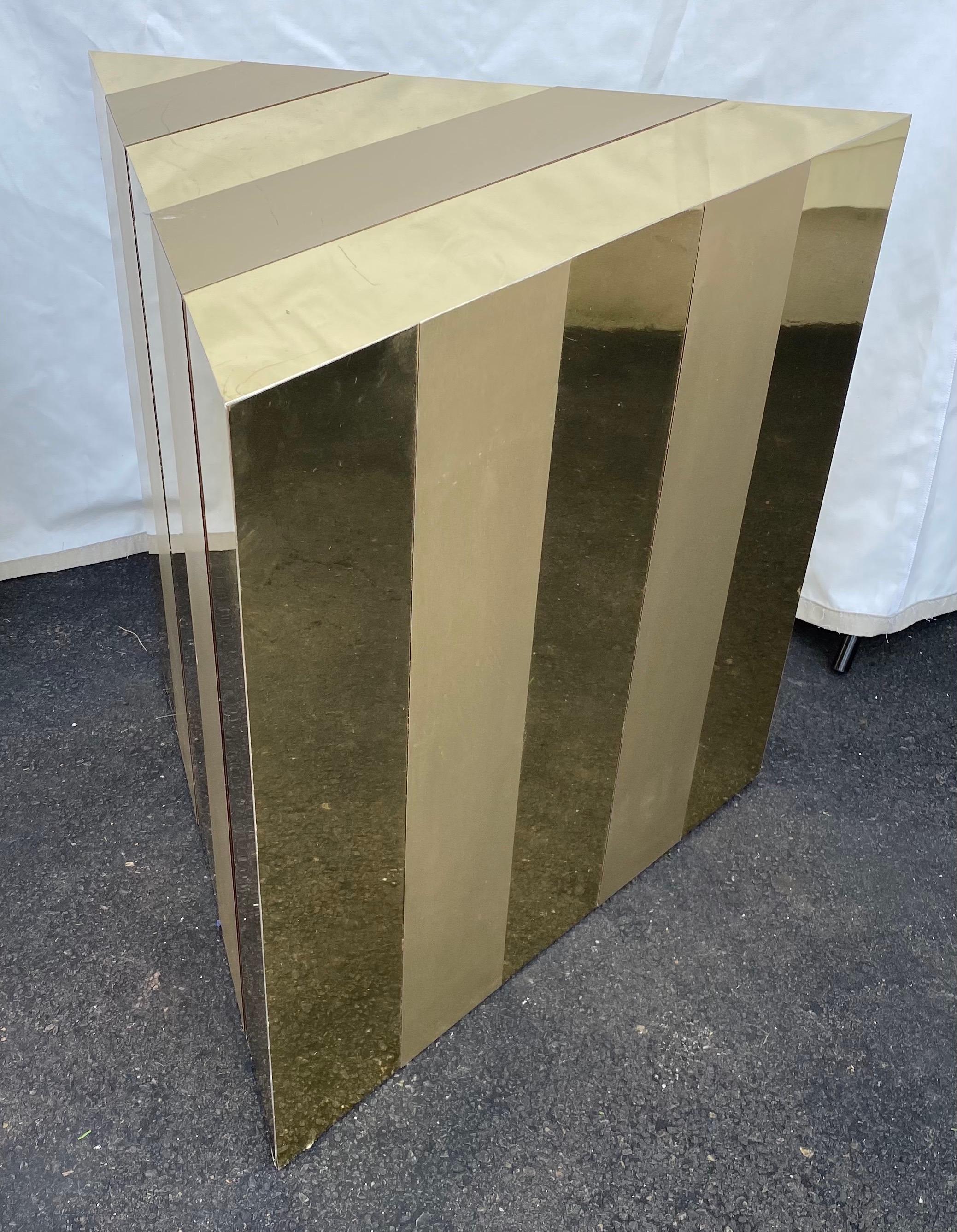 Métal Table d'appoint triangulaire de style Paul Evans style Mid-Century Modern Gold Cityscape avec motif de paysage urbain en vente