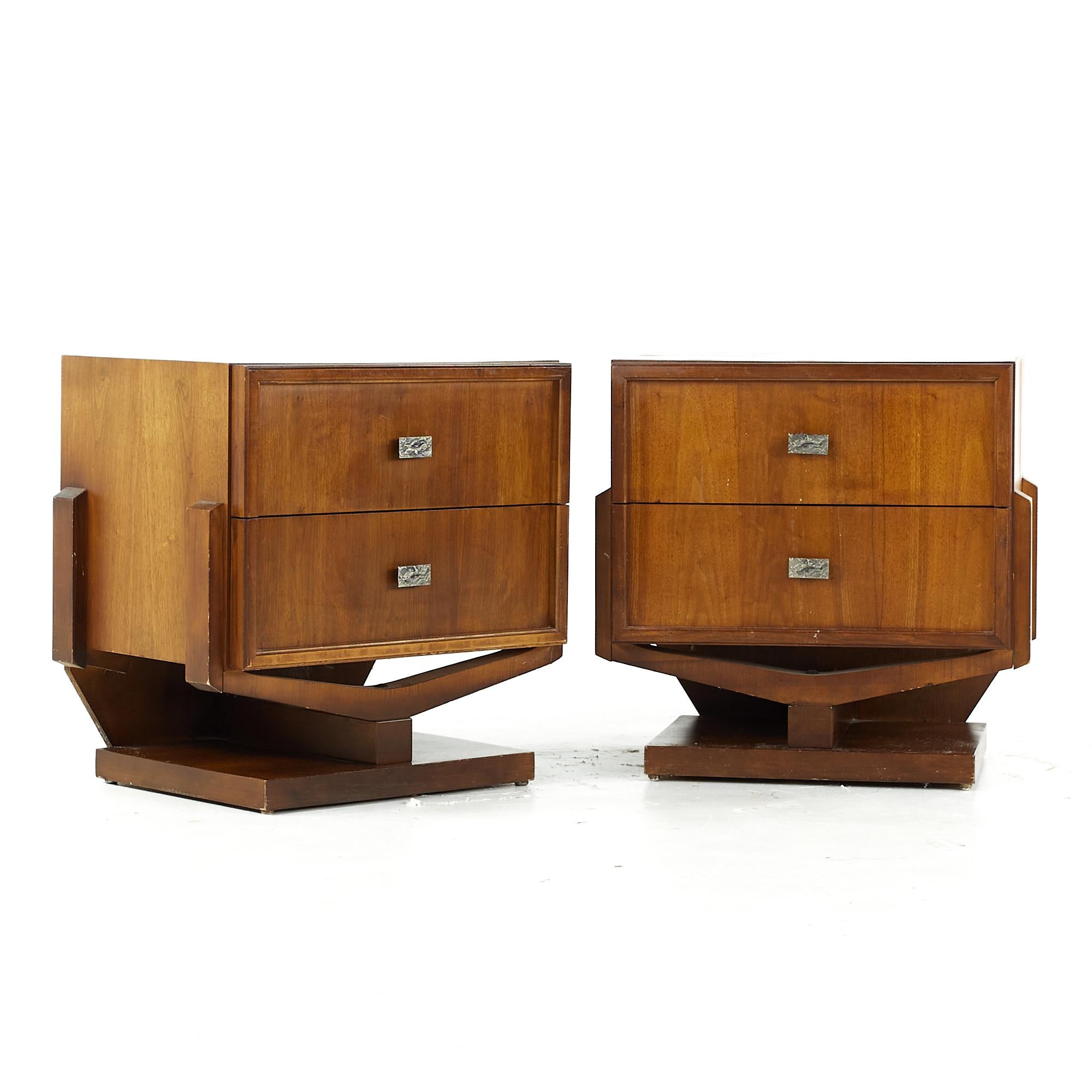 Paul Evans Style midcentury walnut Canadian Brutalist nightstands - pair

Each nightstand measures: 25.5 wide x 18.5 deep x 25 inches high

All pieces of furniture can be had in what we call restored vintage condition. That means the piece is