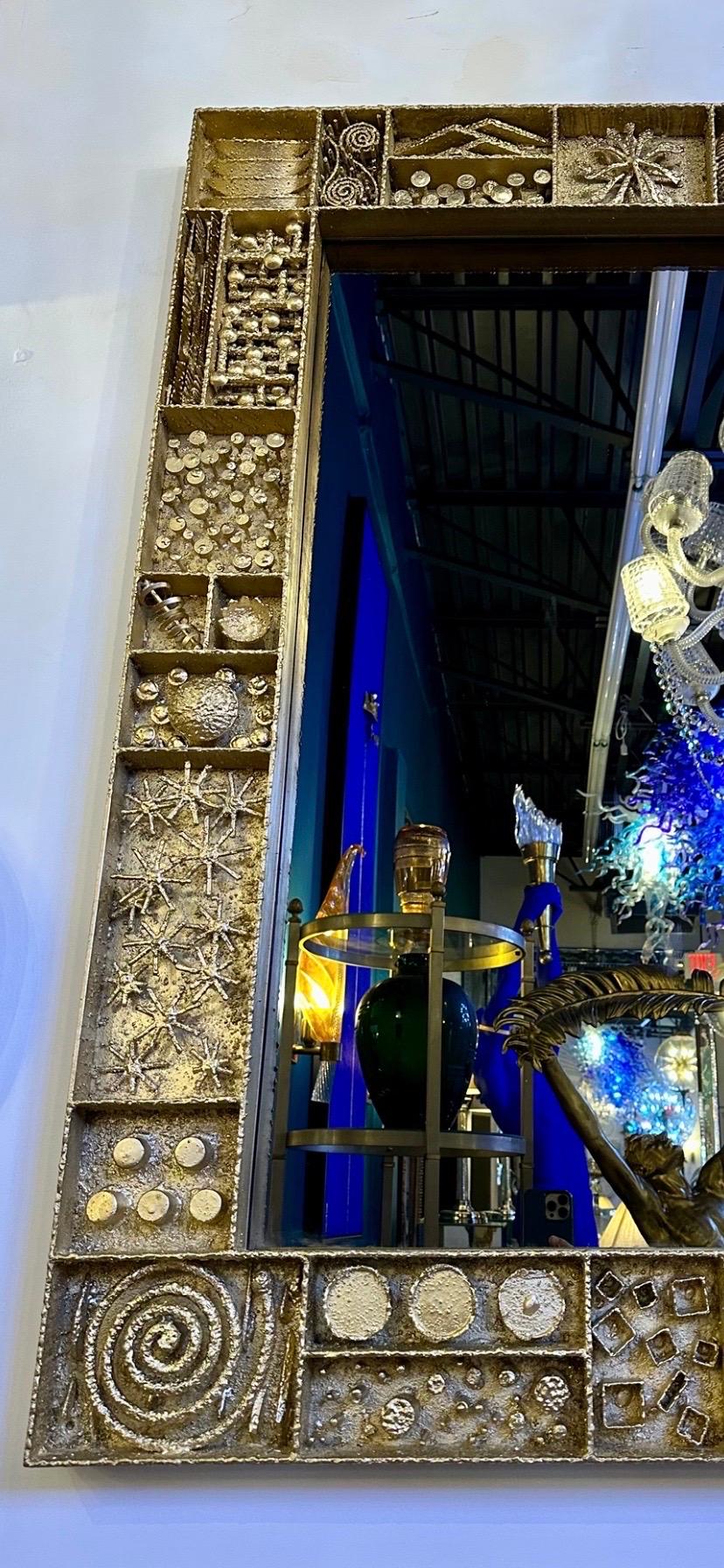 Specchio in stile Paul Evans, opera d'arte in metallo scolpito e dorato realizzata a mano In condizioni buone in vendita a Miami, FL