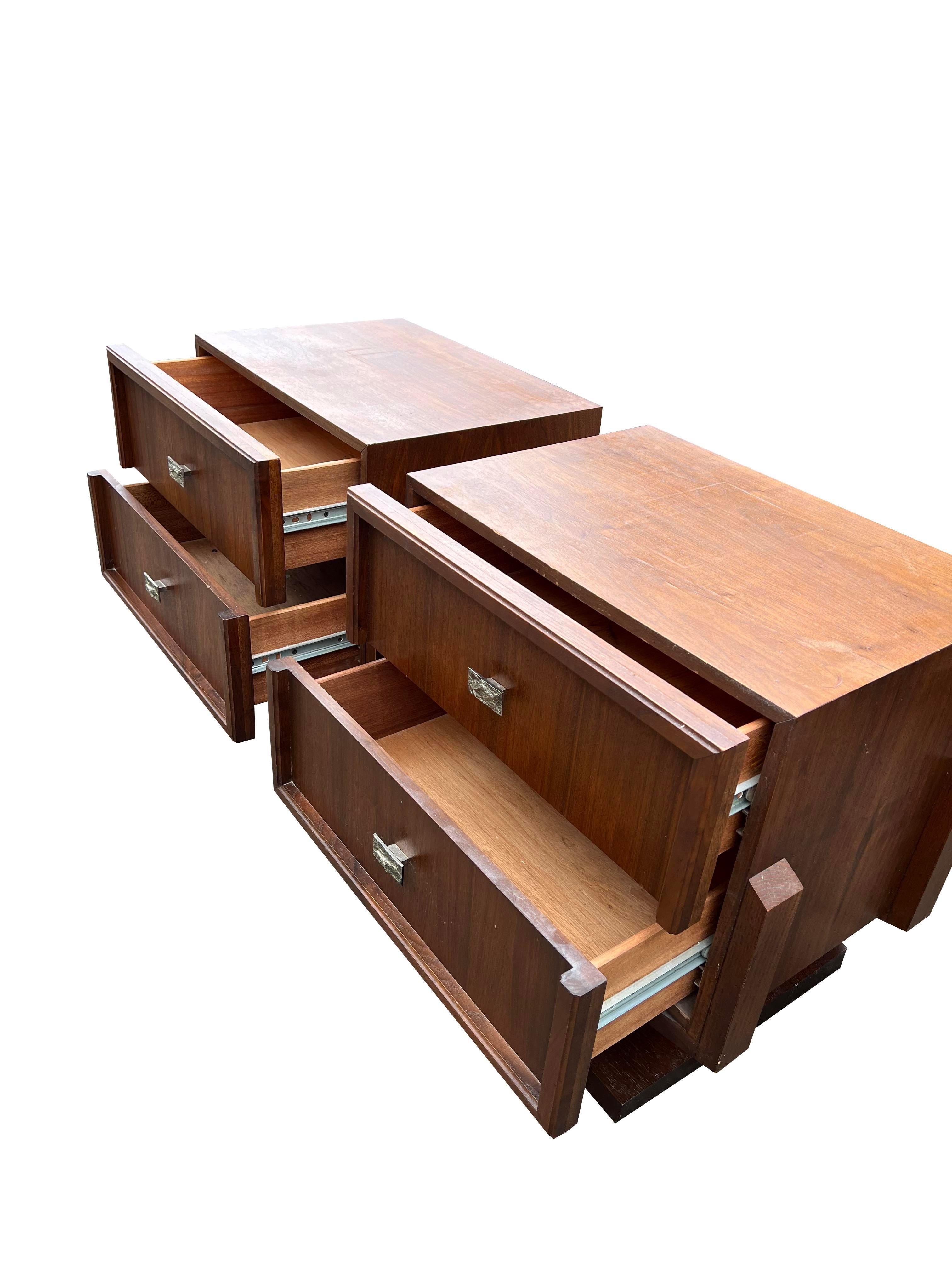 Brutalisme Paire de tables de nuit flottantes modernes sculptées de style Brutalist de Paul Evans en vente