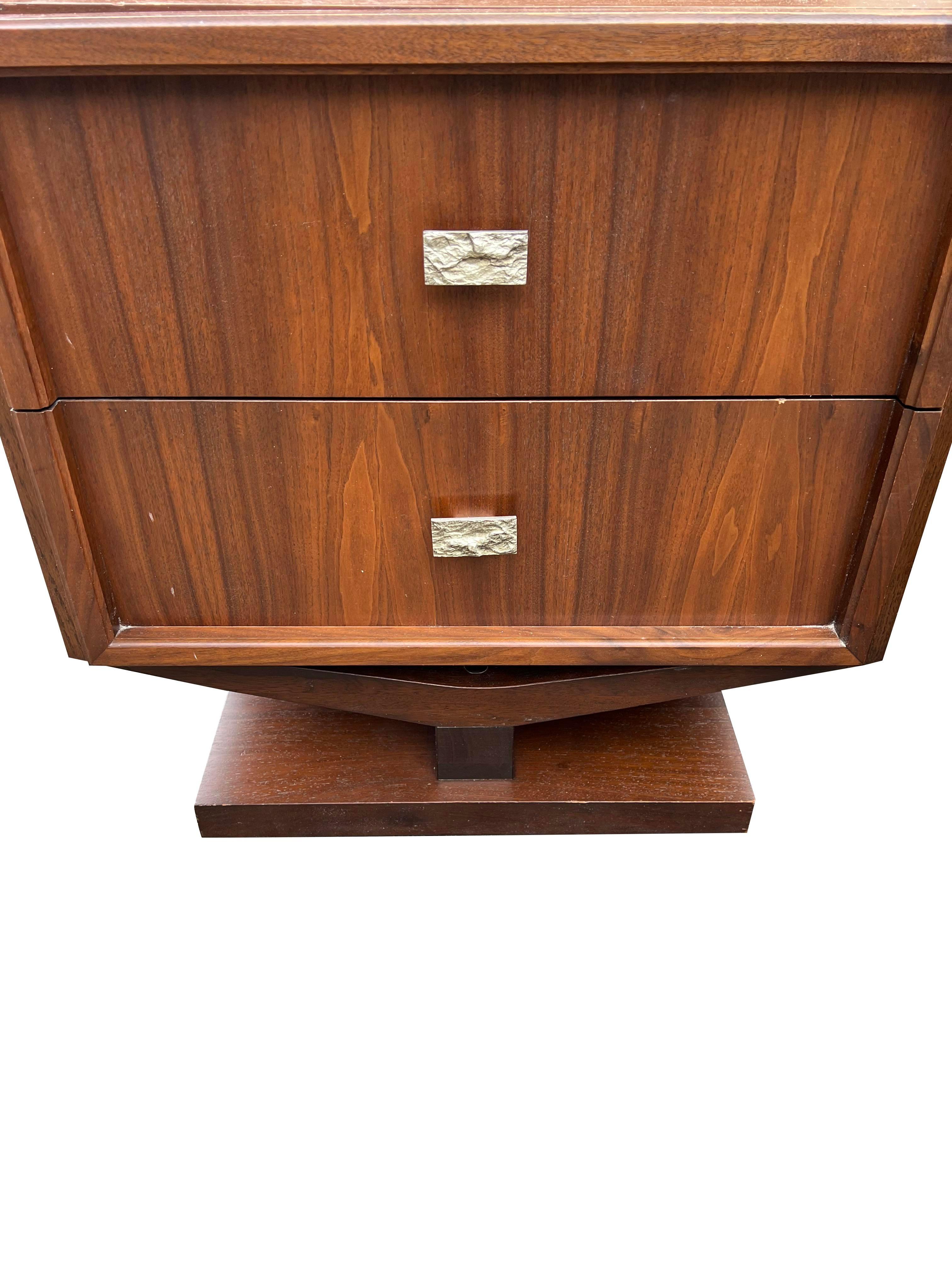 Américain Paire de tables de nuit flottantes modernes sculptées de style Brutalist de Paul Evans en vente