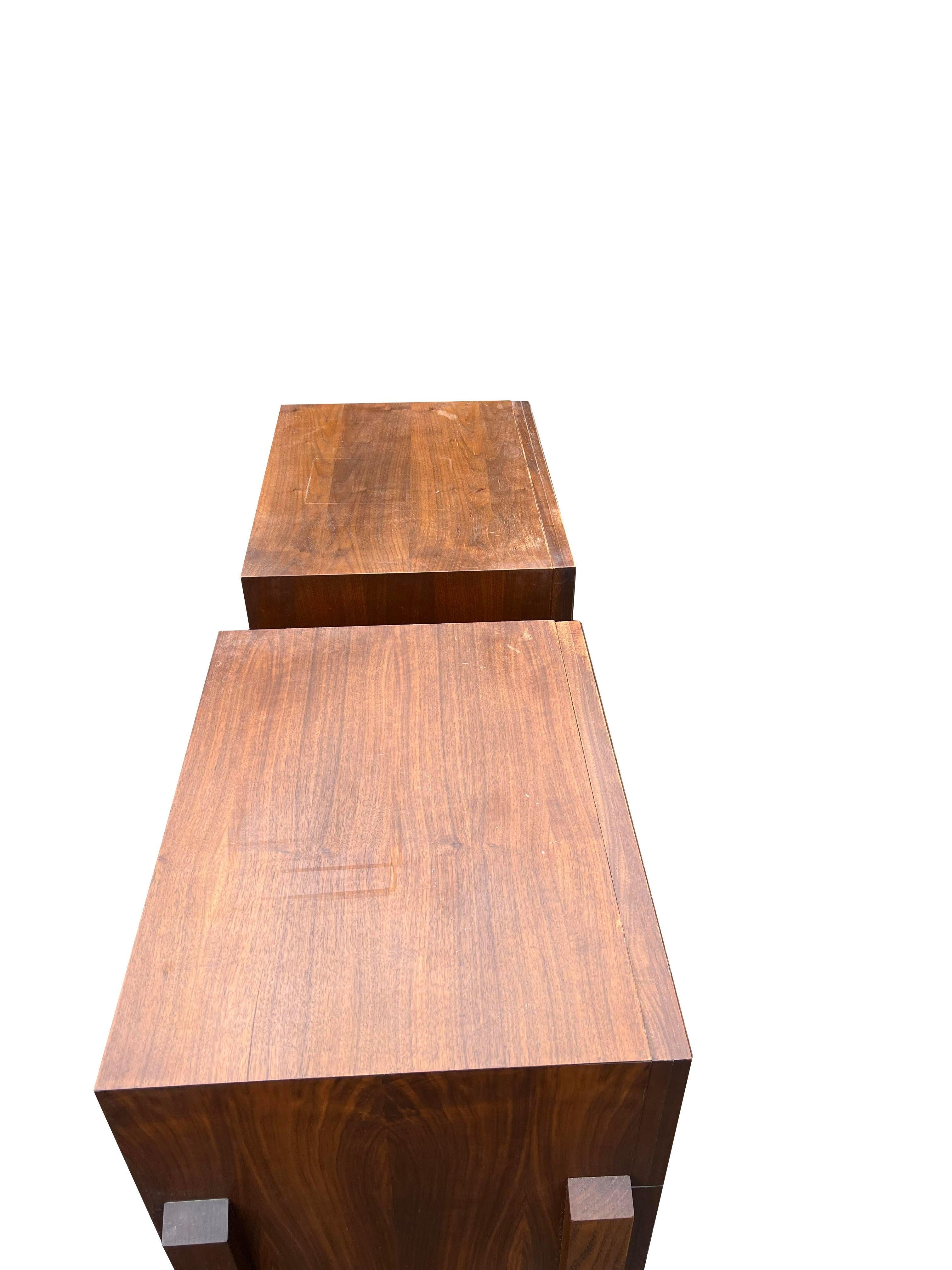 Paire de tables de nuit flottantes modernes sculptées de style Brutalist de Paul Evans Bon état - En vente à Saddle River, NJ