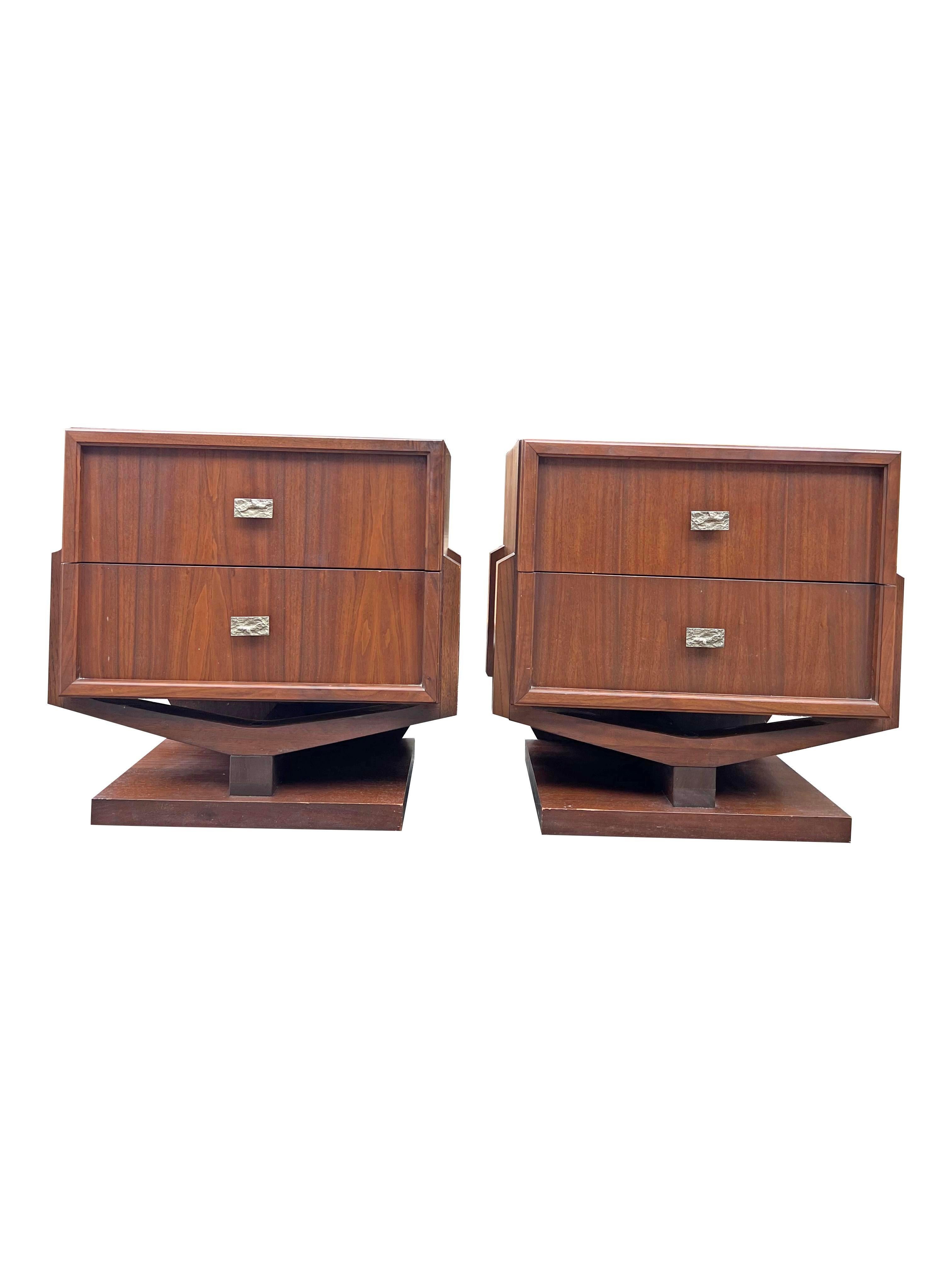 Fin du 20e siècle Paire de tables de nuit flottantes modernes sculptées de style Brutalist de Paul Evans en vente