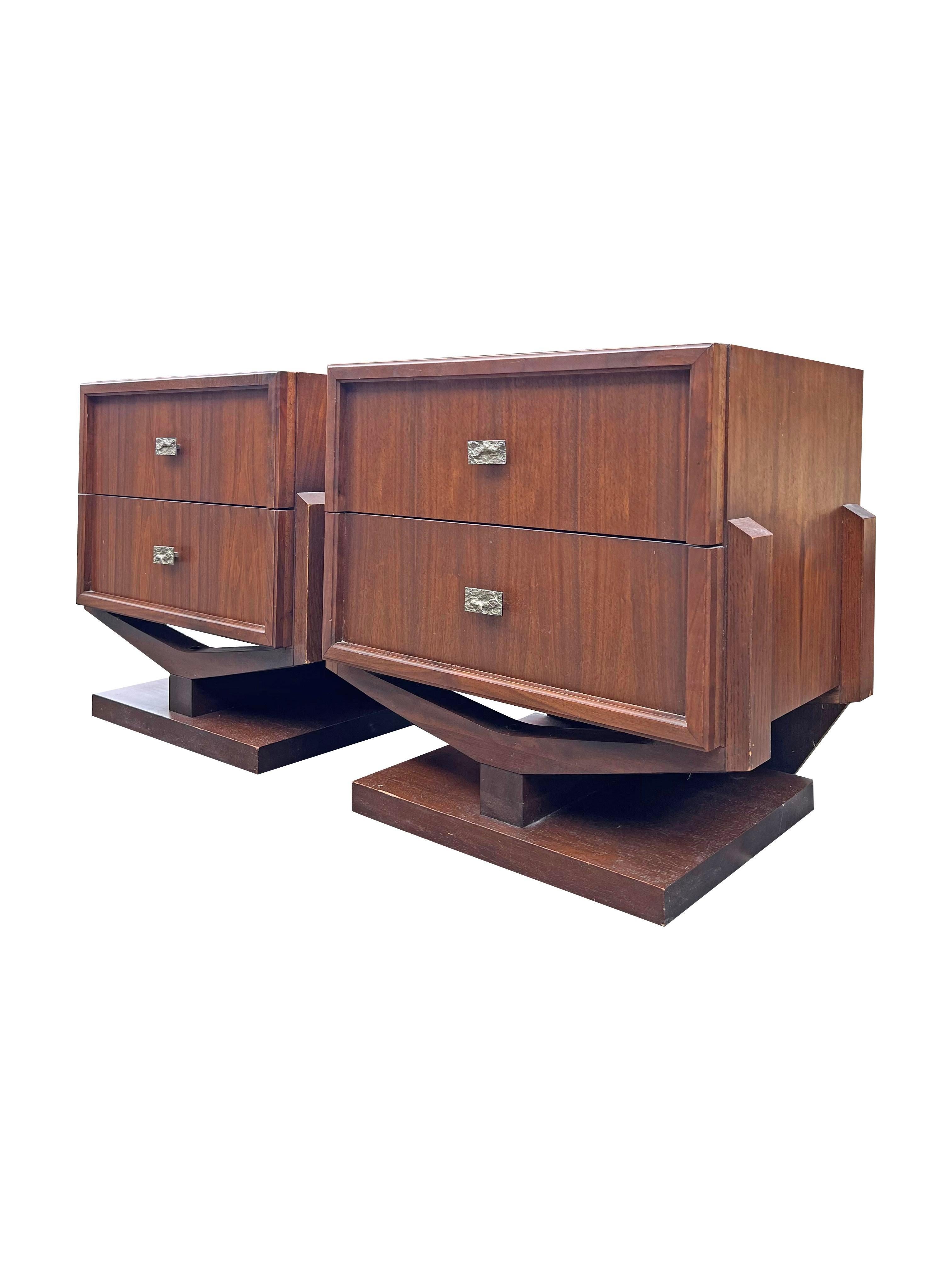 Bois Paire de tables de nuit flottantes modernes sculptées de style Brutalist de Paul Evans en vente