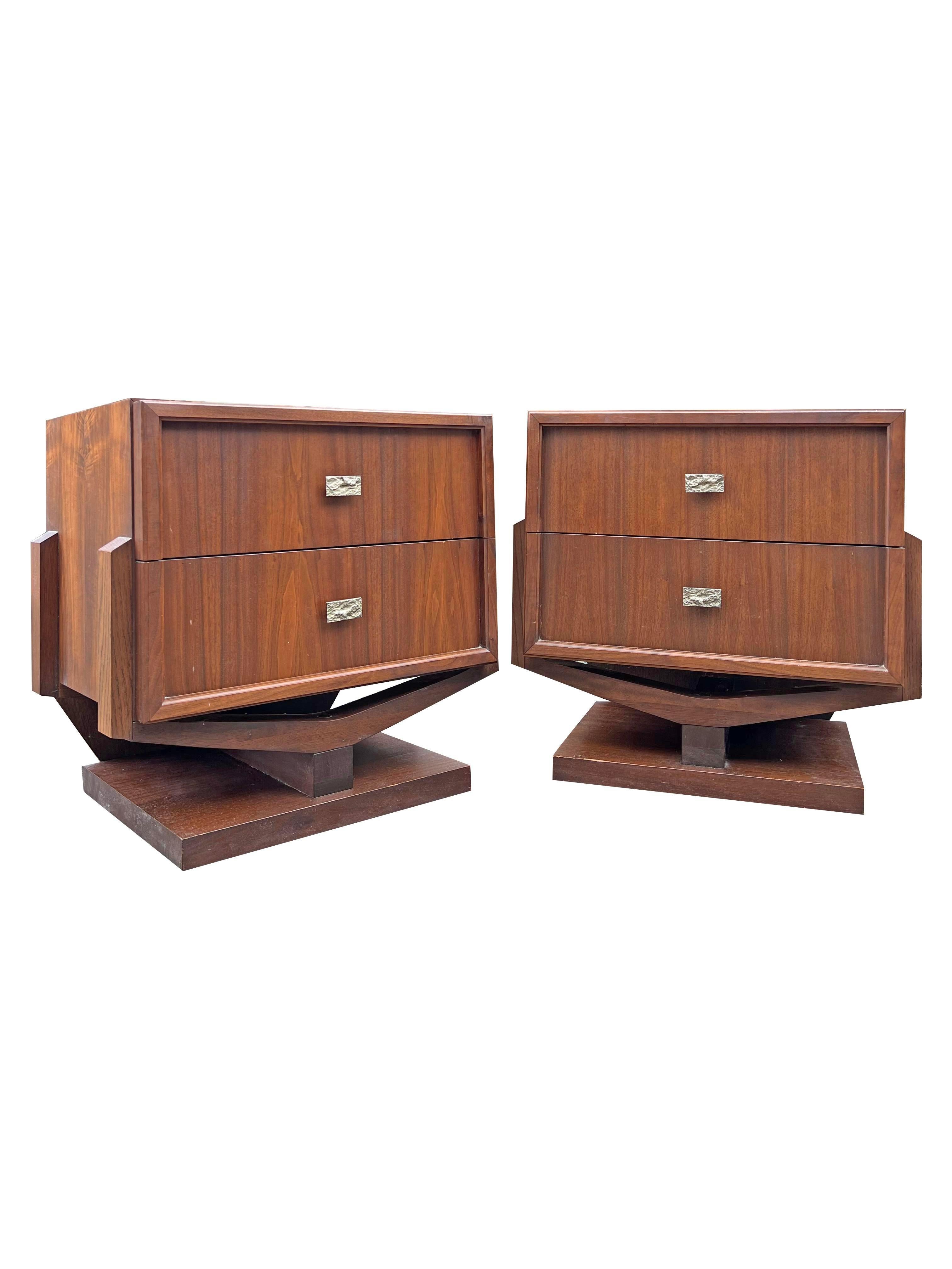 Paire de tables de nuit flottantes modernes sculptées de style Brutalist de Paul Evans en vente 1