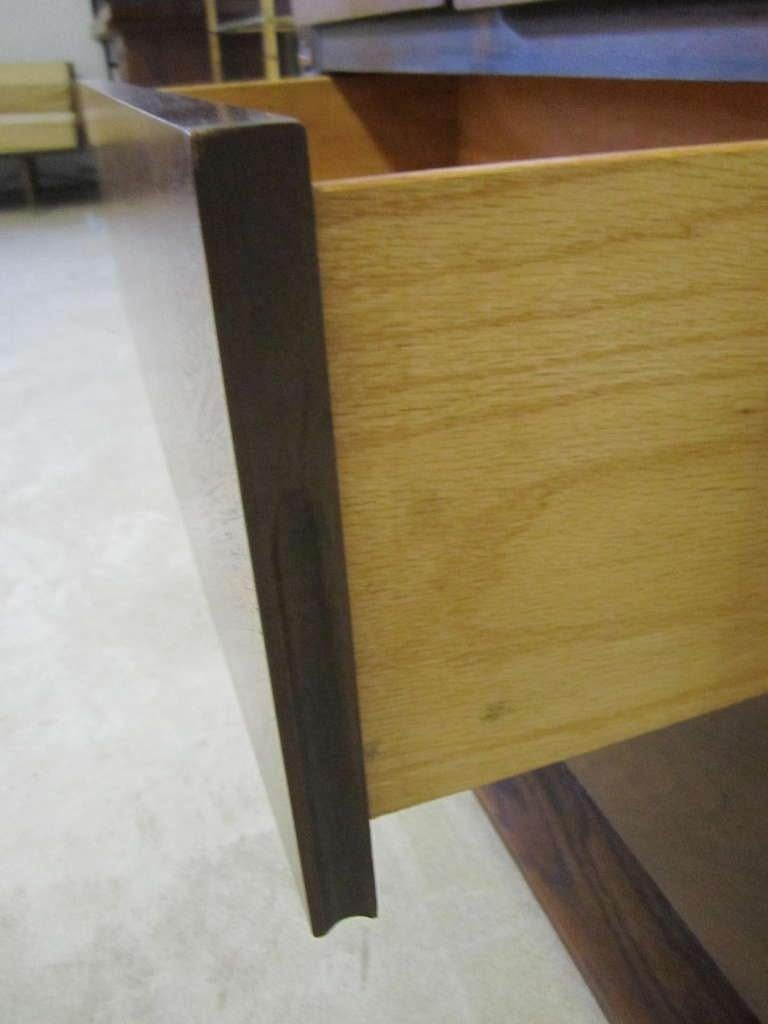 Comò alto scultoreo in stile Paul Evans in legno di noce, metà del secolo scorso. in vendita 3