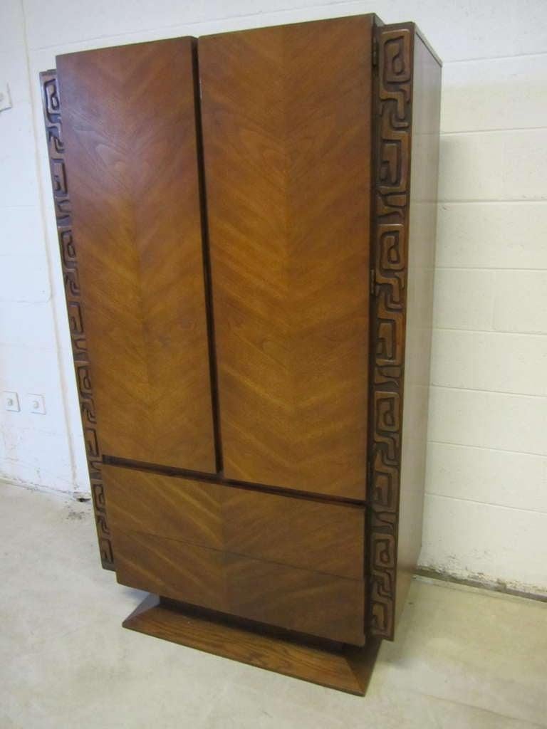 Favoloso comò scultoreo brutalista in noce realizzato da United furniture company. Questo pezzo è molto impressionante dal vivo con le fasce ben scolpite in stile brutalista. Tonnellate di spazio con ancora più stile. Ho altri pezzi di questa