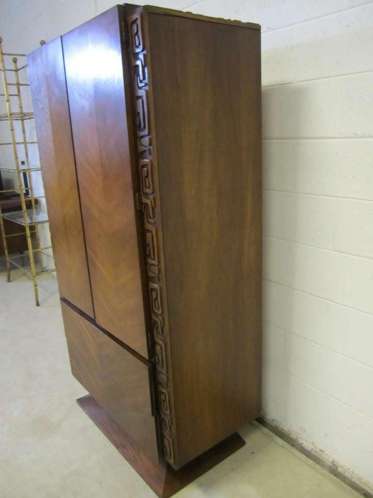 Mid-Century moderno Comò alto scultoreo in stile Paul Evans in legno di noce, metà del secolo scorso. in vendita