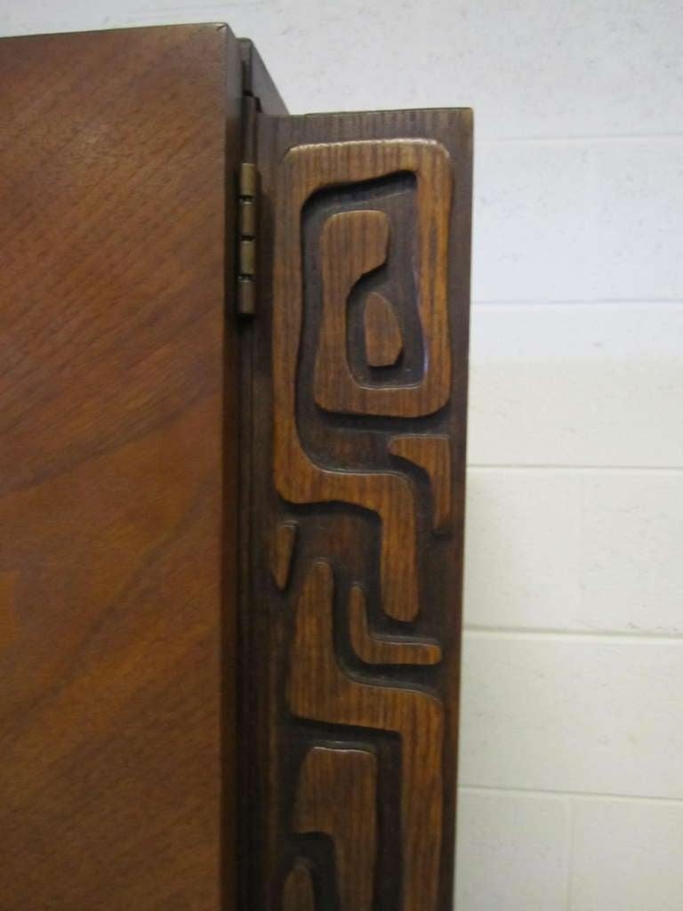 Americano Comò alto scultoreo in stile Paul Evans in legno di noce, metà del secolo scorso. in vendita