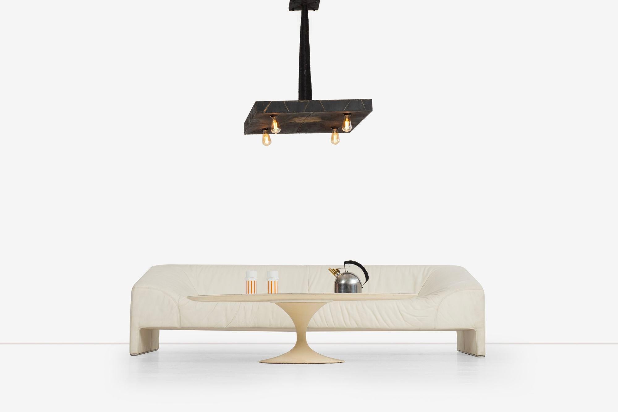 Paul Evans Lustre Brutaliste Unique en Acier Soudé avec Dessous Design/One Doré
Ce lustre exceptionnel est doté d'une solide tige de 28 pouces et d'un motif distinctif en forme d'étoile dorée sur la face inférieure, caractéristique du style de Paul