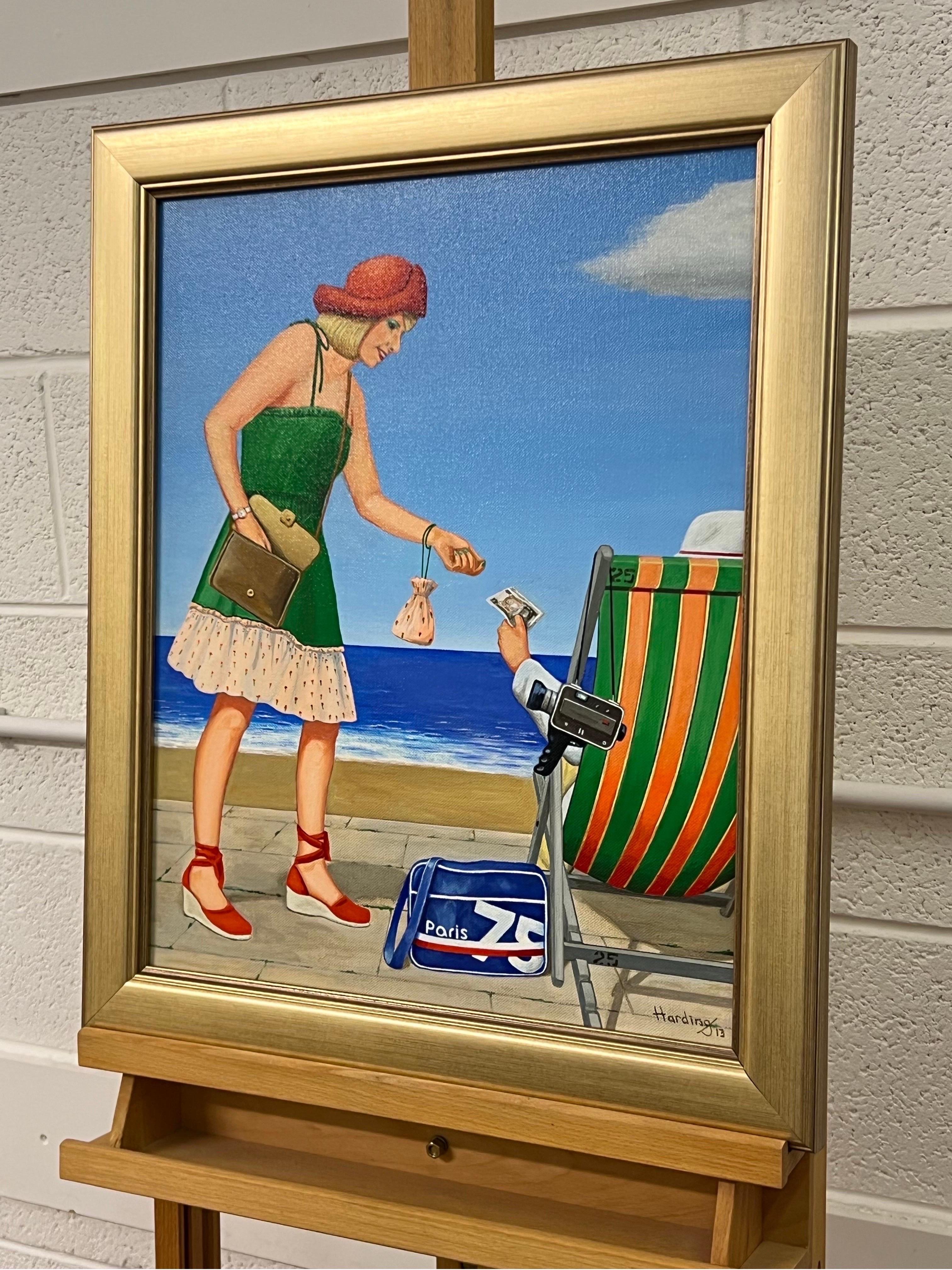 Vintage English Woman at a Seaside Beach Resort in Summer 1960's 1970's England mit dem Titel 'Summer Collection 1' von Retro Nostalgic Artist, Paul F Harding. Signiert, Original, Öl auf Leinwand. Präsentiert in einem goldenen Rahmen.

Kunst misst