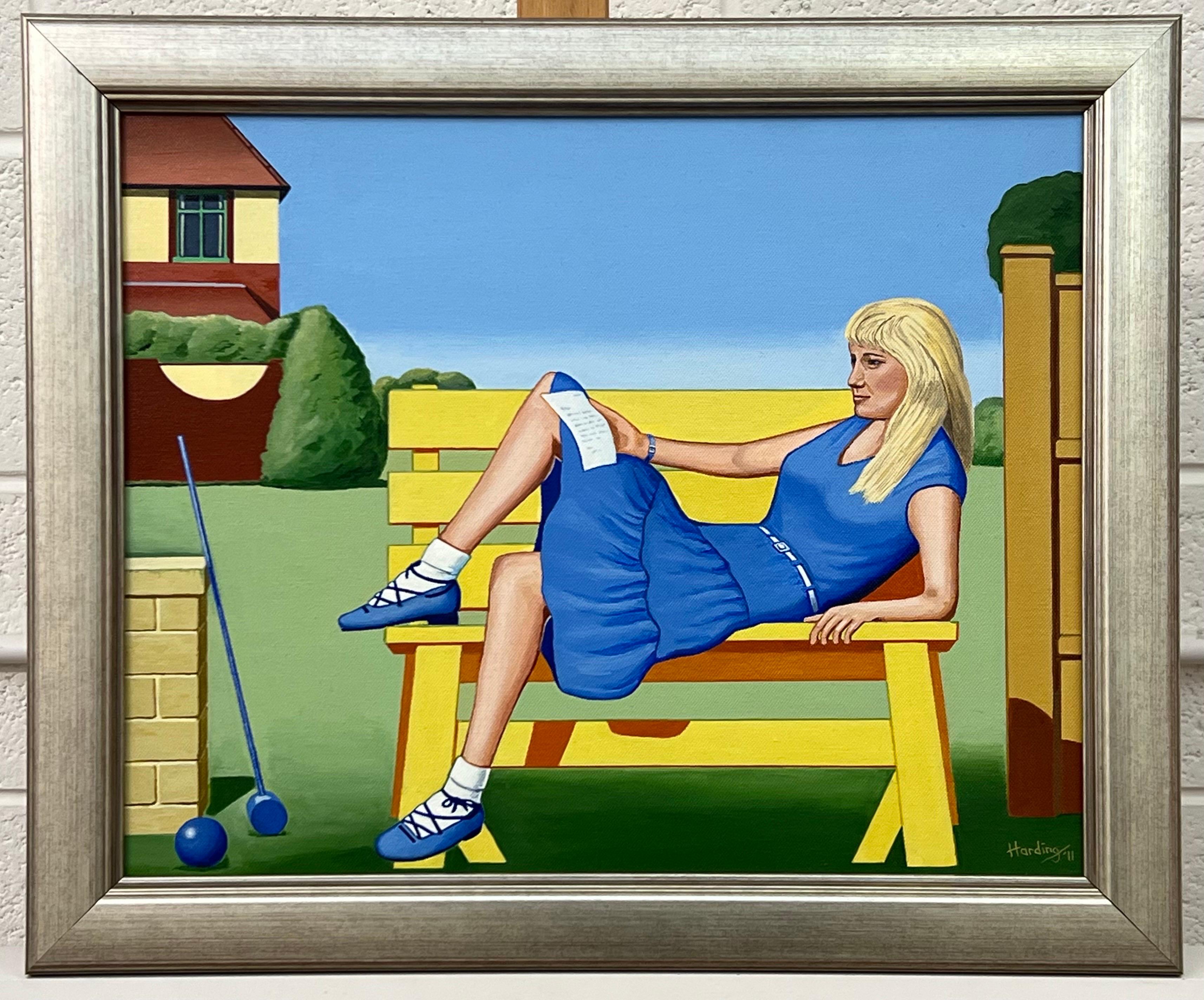 Vintage English Woman in Dress on Park Bench in Suburbia 1960's 1970's England, mit dem Titel 'Summertime Blues' von Retro Nostalgic Artist, Paul F Harding. Signiert, Original, Öl auf Leinwand. Präsentiert in einem silbernen Rahmen. 

Kunst misst 16