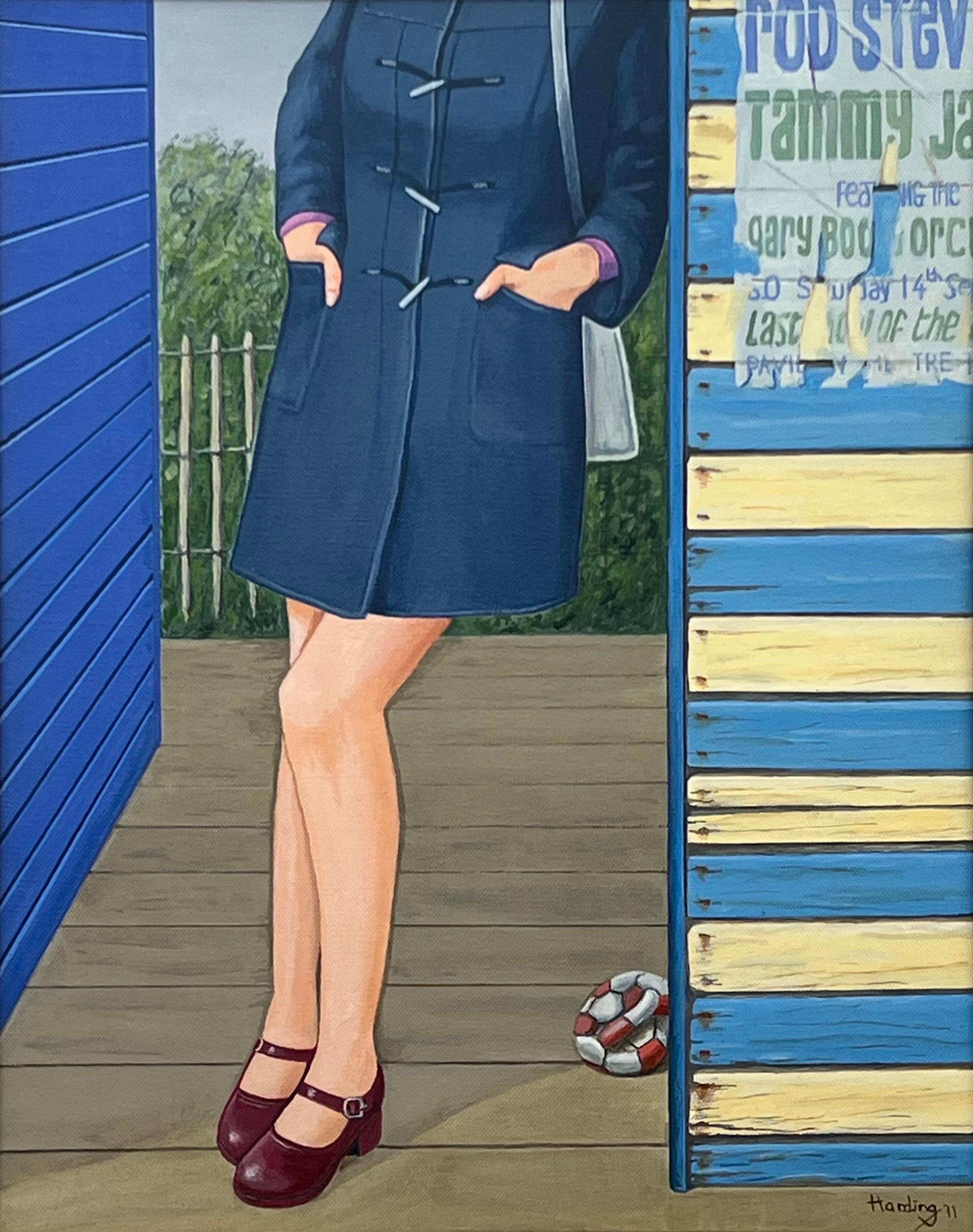 Vintage English Woman with Duffel Coat & Mary Jane Shoes 1960's 1970's England entitled 'The Fall of Desire' by Retro Nostalgic Artist, Paul F Harding. Signiert, Original, Öl auf Leinwand. Präsentiert in einem goldenen Rahmen.

Kunst misst 16 x 20