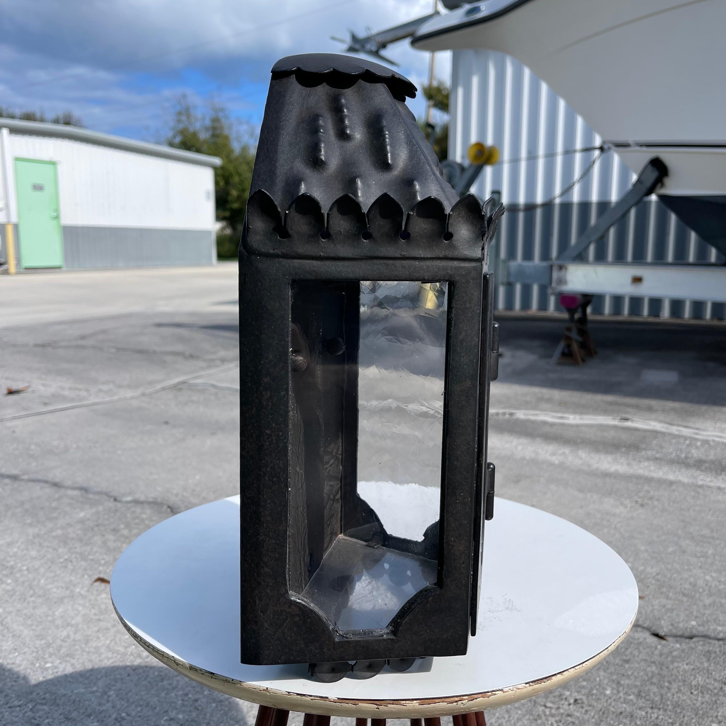 Del taller familiar de Paul Ferrante, de Los Ángeles, estas linternas de pared de hierro ebonizado con calidad de reliquia son el pequeño toque que convierte un gran proyecto en uno fenomenal. 

Múltiples disponibles, precio por artículo. Faltan