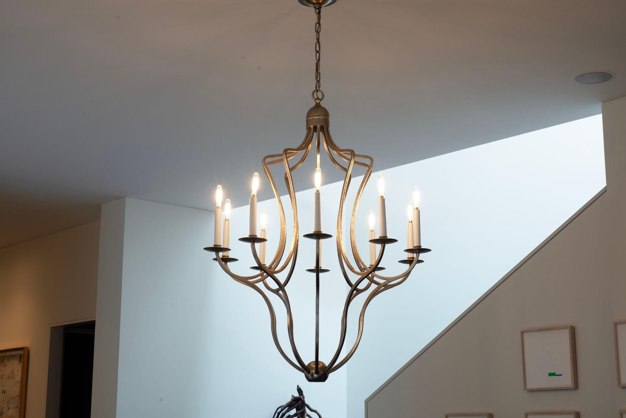 Paul Ferrante Candelabro personalizzato in foglia d'argento anticato a 10 lampadine forgiate a mano
- Dimensioni: 38