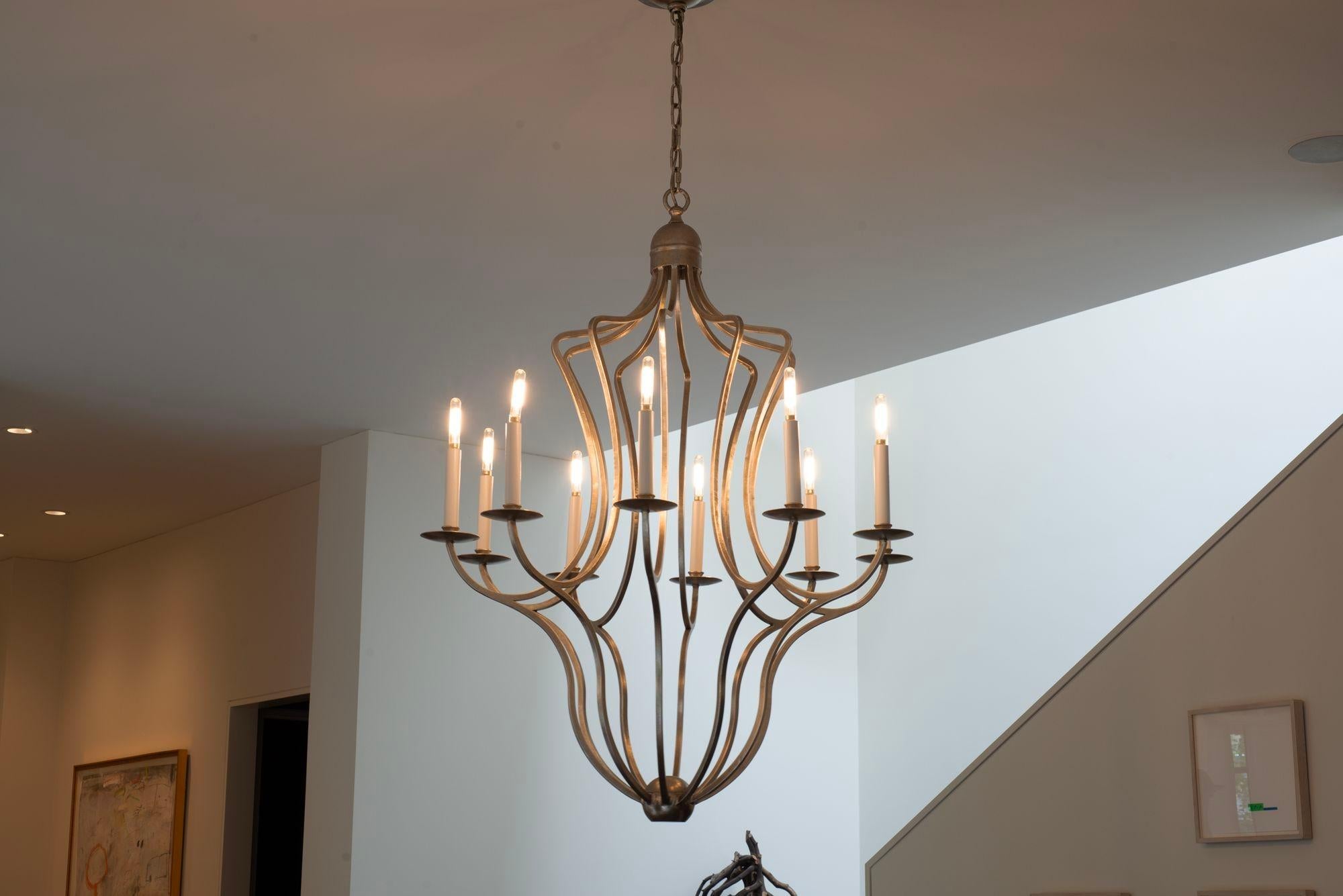 Americano Paul Ferrante Candelabro personalizzato in foglia d'argento anticato a 10 lampadine forgiate a mano in vendita