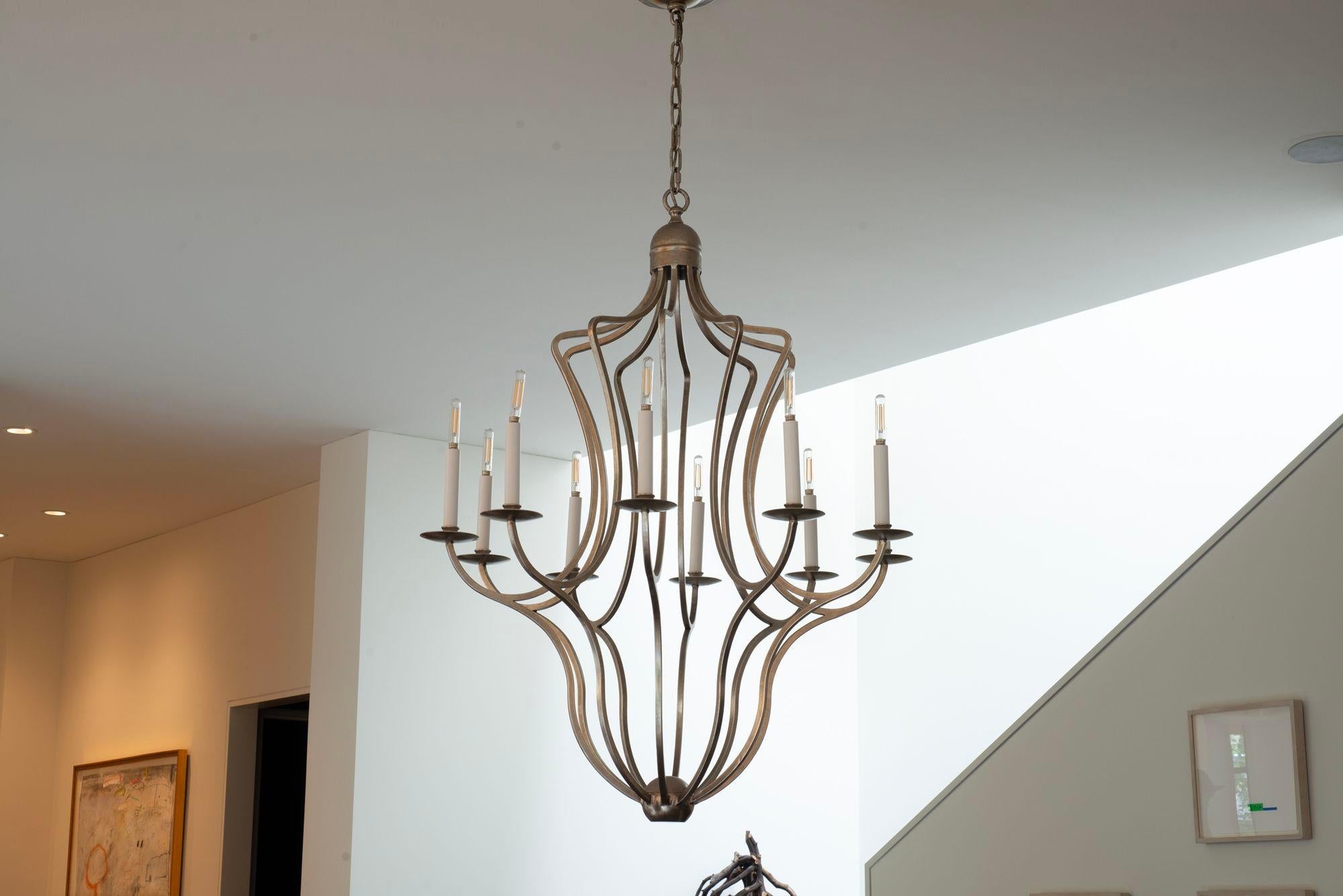 Forgiato Paul Ferrante Candelabro personalizzato in foglia d'argento anticato a 10 lampadine forgiate a mano in vendita
