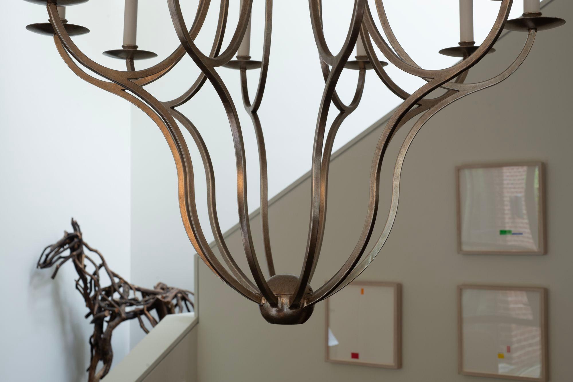 XX secolo Paul Ferrante Candelabro personalizzato in foglia d'argento anticato a 10 lampadine forgiate a mano in vendita