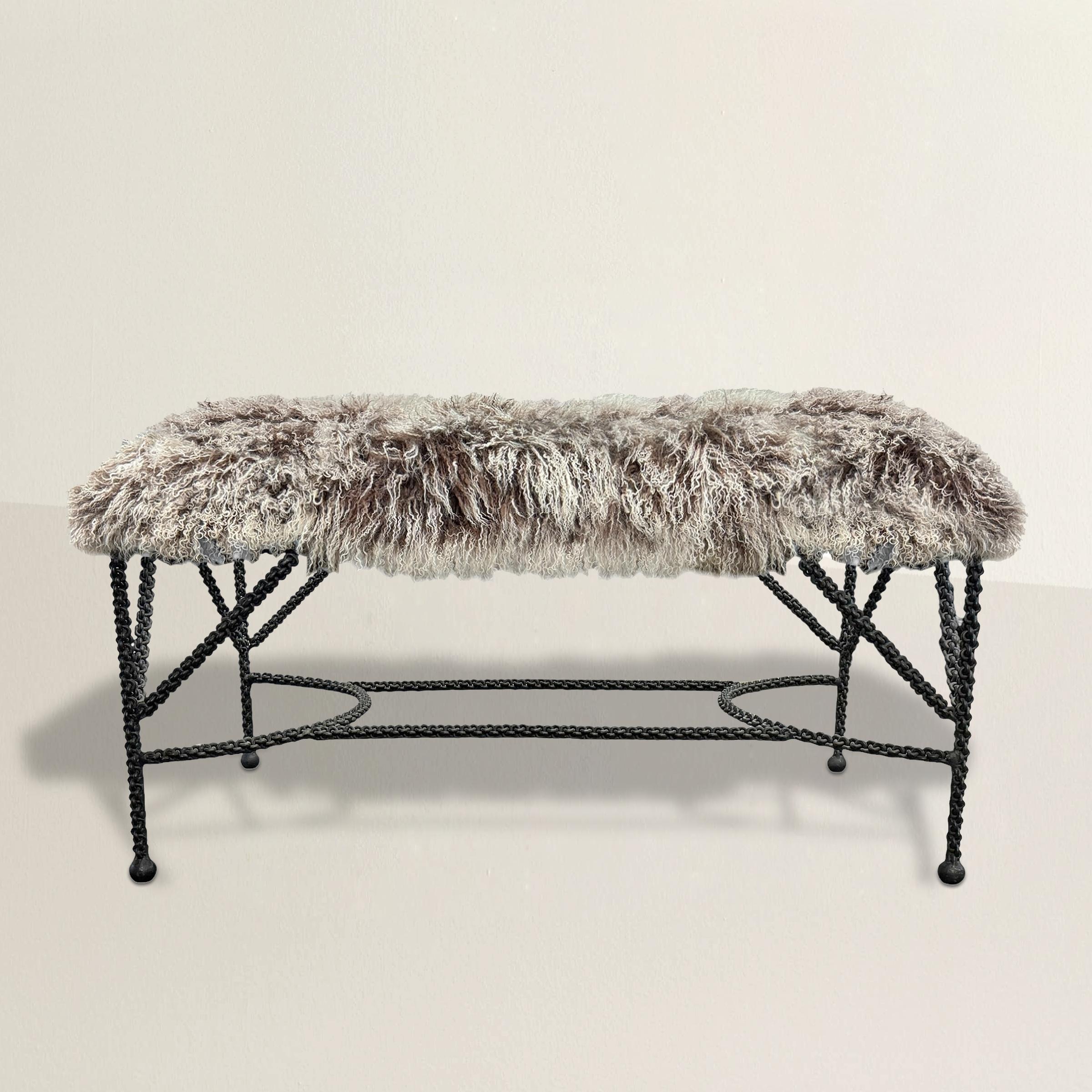 Ce pouf est une fusion frappante de l'artisanat industriel et du luxe ludique. Avec sa forme sculpturale audacieuse et sa patine foncée, le socle en fer forgé à la main de Paul Ferrante dégage une impression de force et de permanence. En revanche,