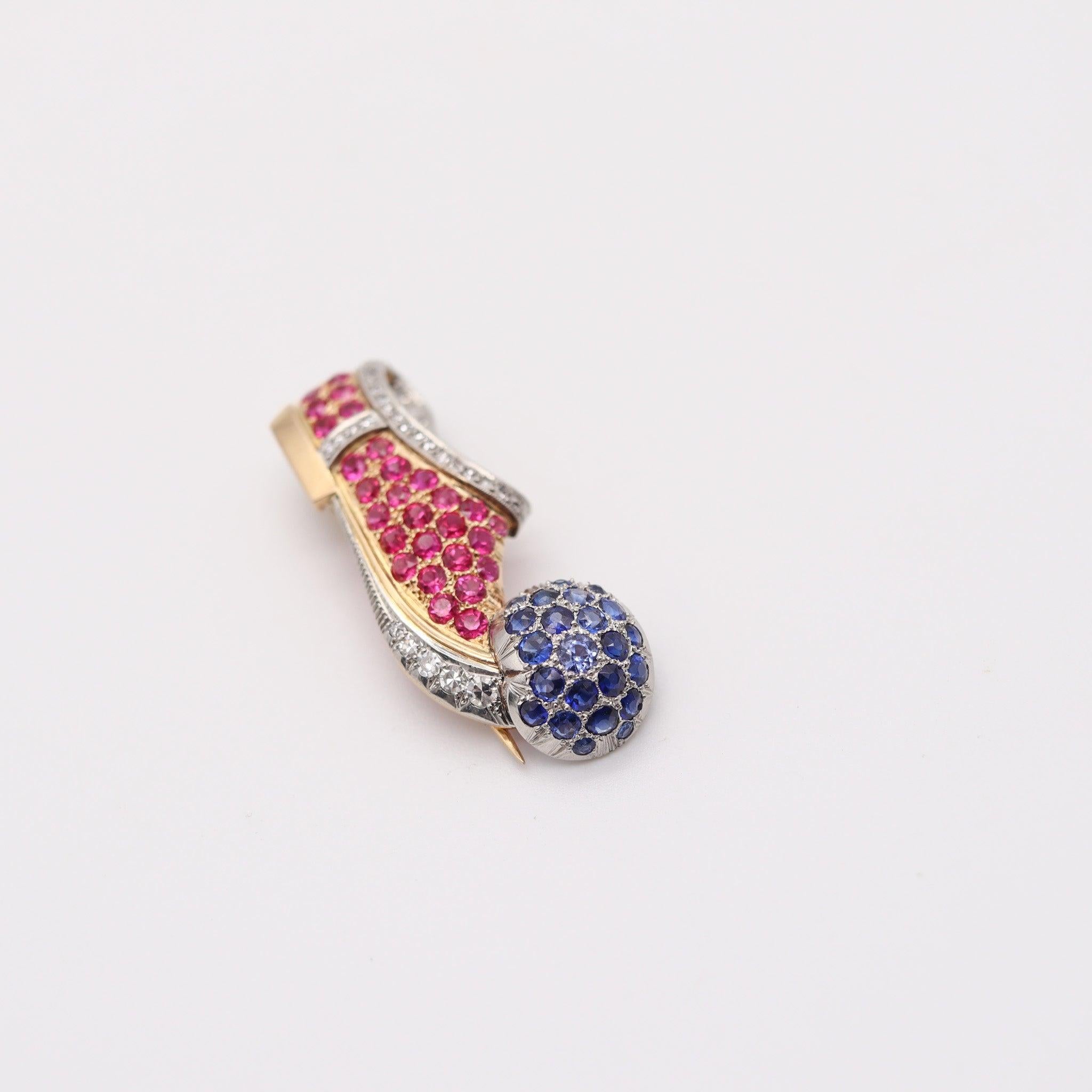 PAUL FLATO 1940 Schuhbrosche aus 18 Karat Gold, Platin, Diamanten, Saphiren und Rubinen (Brillantschliff) im Angebot