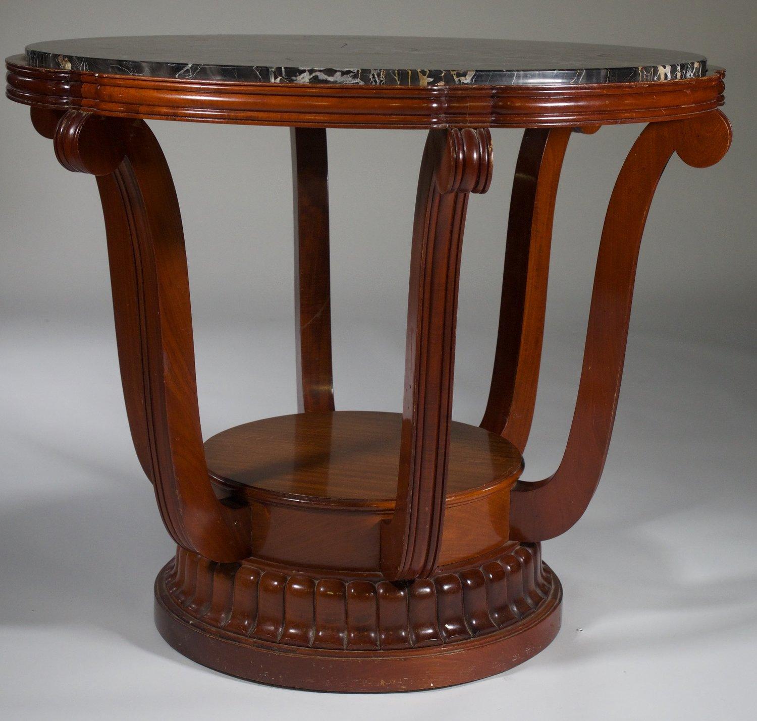 Klassischer französischer Art-Déco-Mitteltisch von Paul Follot, um 1925, aus kubanischem Mahagoni mit originaler Marmorplatte. Dieser Tisch hat einen Durchmesser von 35