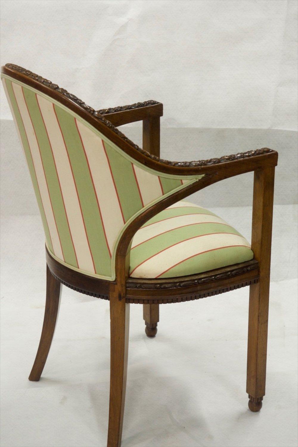 Ensemble classique Art Déco français de quatre fauteuils en bois de rose sculpté par Paul Follot. Ce modèle est documenté dans le recueil, Paul Follot, par Léon Riotor, Conseiller municipal de Paris, Secrétaire général de l'art à l'Ecole, Paris La