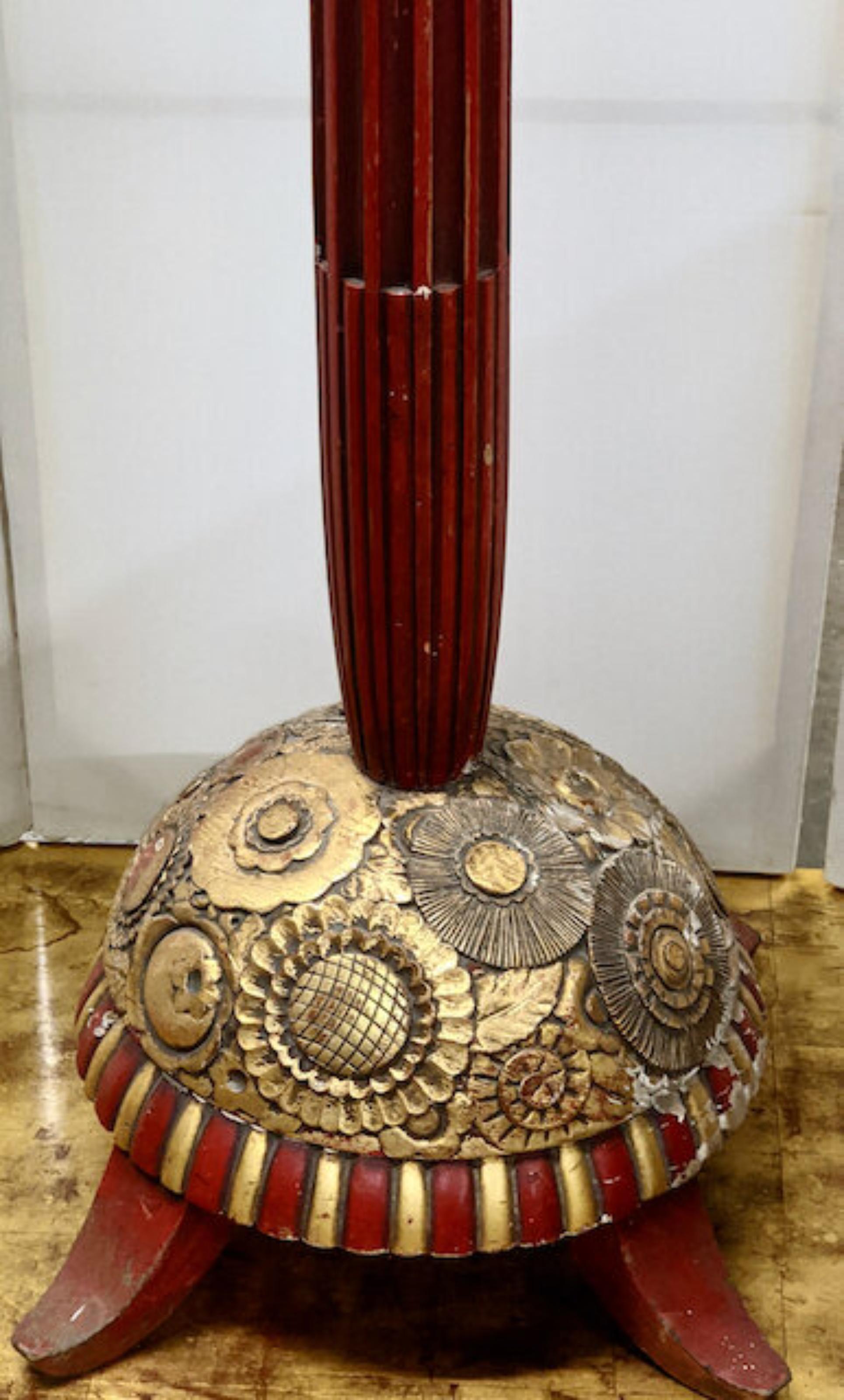 Lampadaire Art Déco français classique par Paul Follot, vers 1923, en bois sculpté laqué rouge et doré. 60