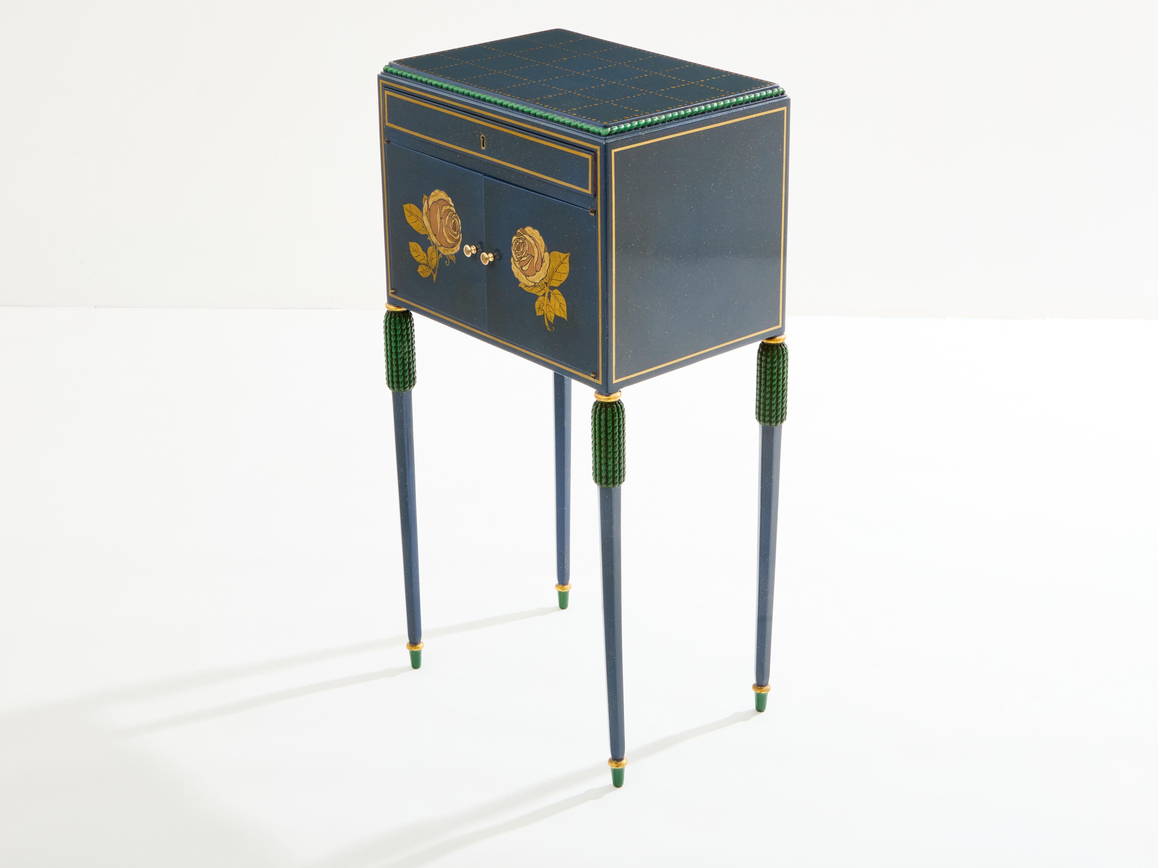 Este armario bonheur du jour, de madera lacada en azul y verde con detalles dorados, fue realizado a principios de los años 20 por Paul Follot, y encarna maravillosamente su refinado sentido de la elegancia y la delicadeza. Este mueble de madera de