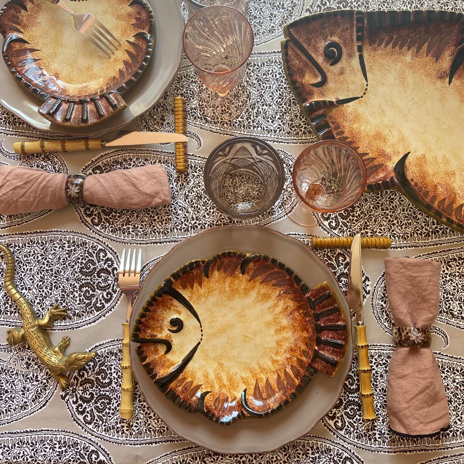 Rare vintage fish service by Paul Fouillen Quimper.

- One platter: W21.15xH2.3xD10.2 in
- Nine plates: 9.85x7.9x1.65 in
- One gravy boat: W8.2xH5.5x4.5 in