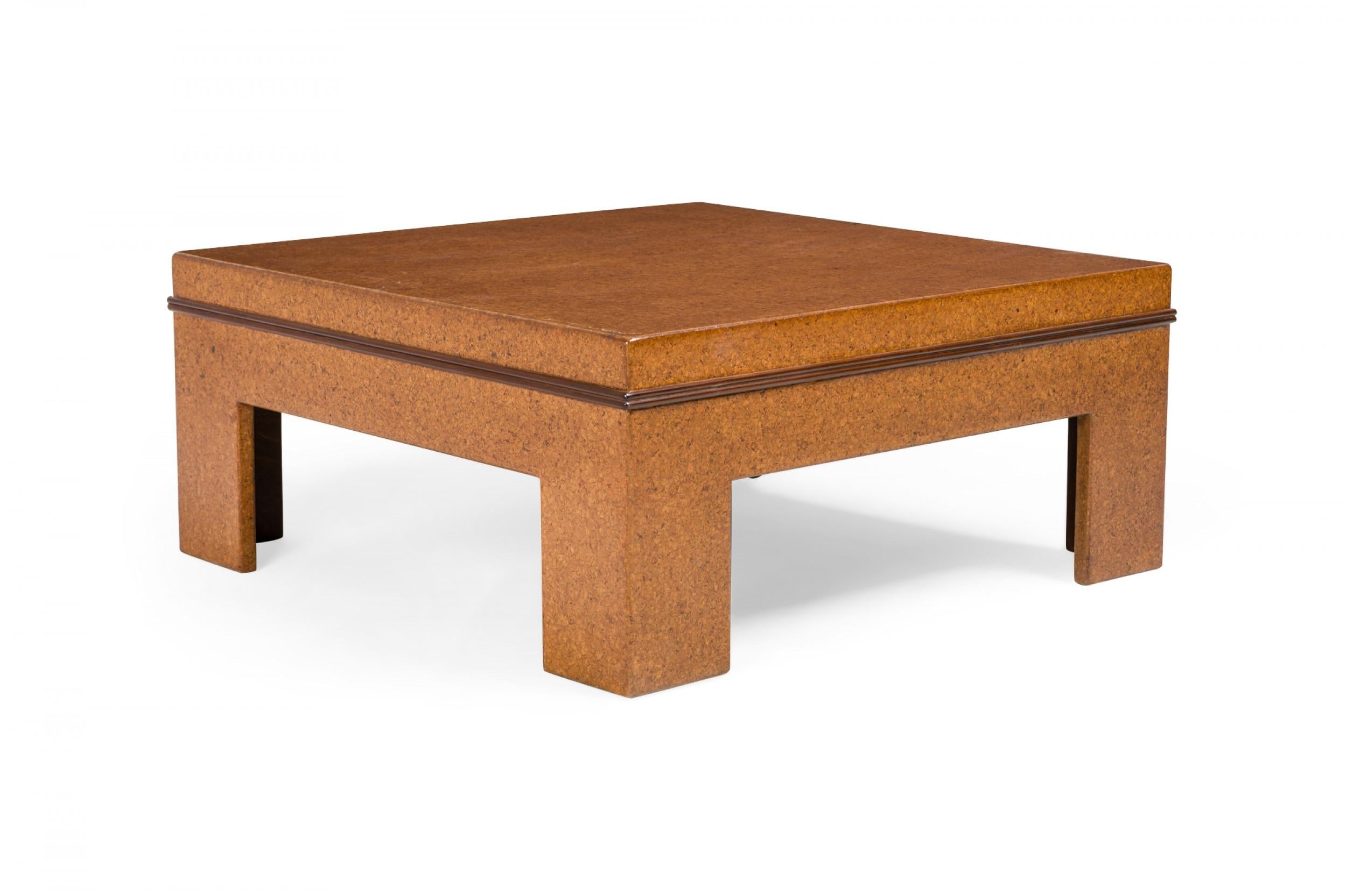 Table basse carrée américaine du milieu du siècle dernier, de style américain, avec plateau en liège et placage de liège, reposant sur quatre pieds carrés. (PAUL FRANKL).