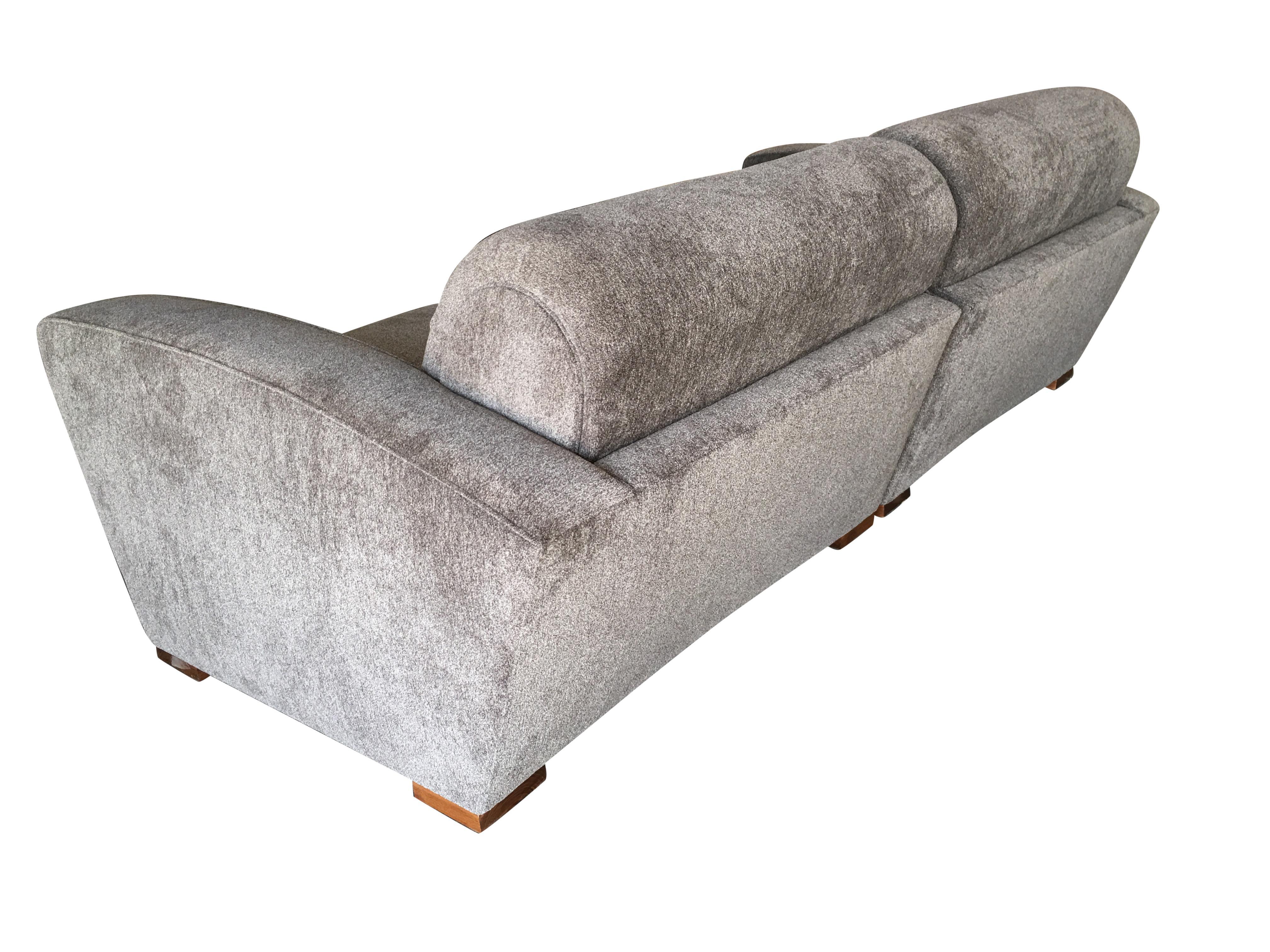 Original Art-Deco-Sofa, entworfen von Paul Frankl. Das Sofa ist in zwei Abschnitte, die zusammen kommen, um eine sehr große Liebe Sitz, der leicht passt 3 Personen, wenn nötig. Frisch neu gepolstert.

Abmessungen: 86