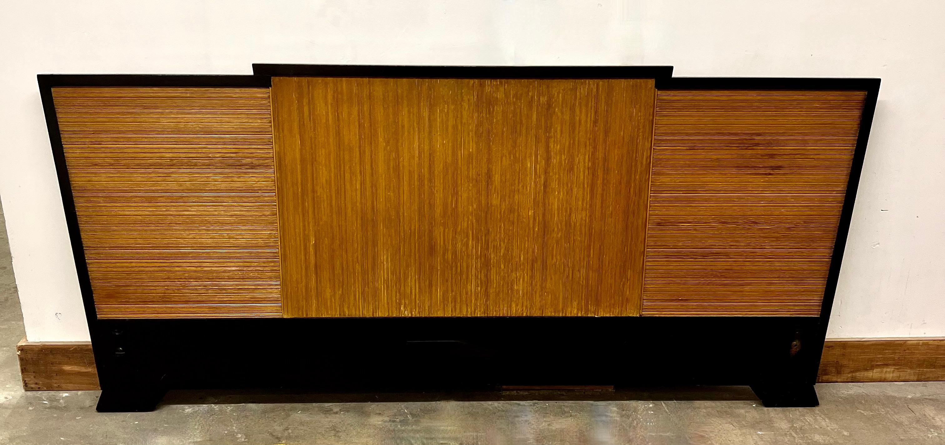 Ein einzigartiges und seltenes Paul Frankl Head Board. Der Rahmen ist schwarz lackiert und besteht aus drei Paneelen aus cerused oder tief gerillter Eiche, die in entgegengesetzten Richtungen angeordnet sind. 

Ein echtes Stück aus der Mitte des
