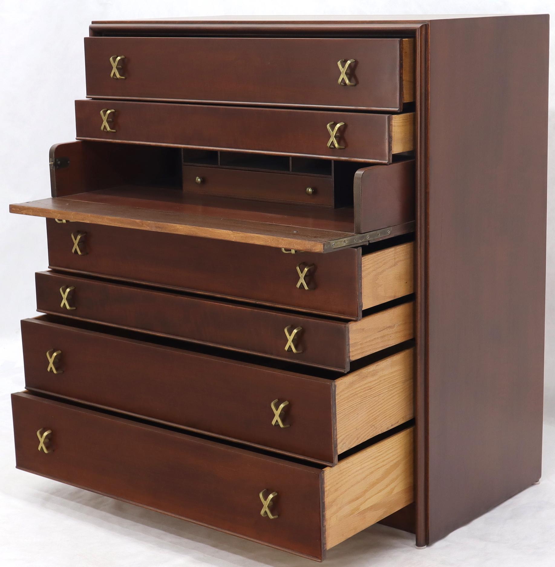 Mid-Century Modern Kommode mit 7 Schubladen in Kirsche von Paul Frankl für Johnson Furniture. Die Kommode hat ein hübsches Sekretariatsfach, das sich für einen Laptop-Schreibtisch eignet. Super sauberer Zustand.