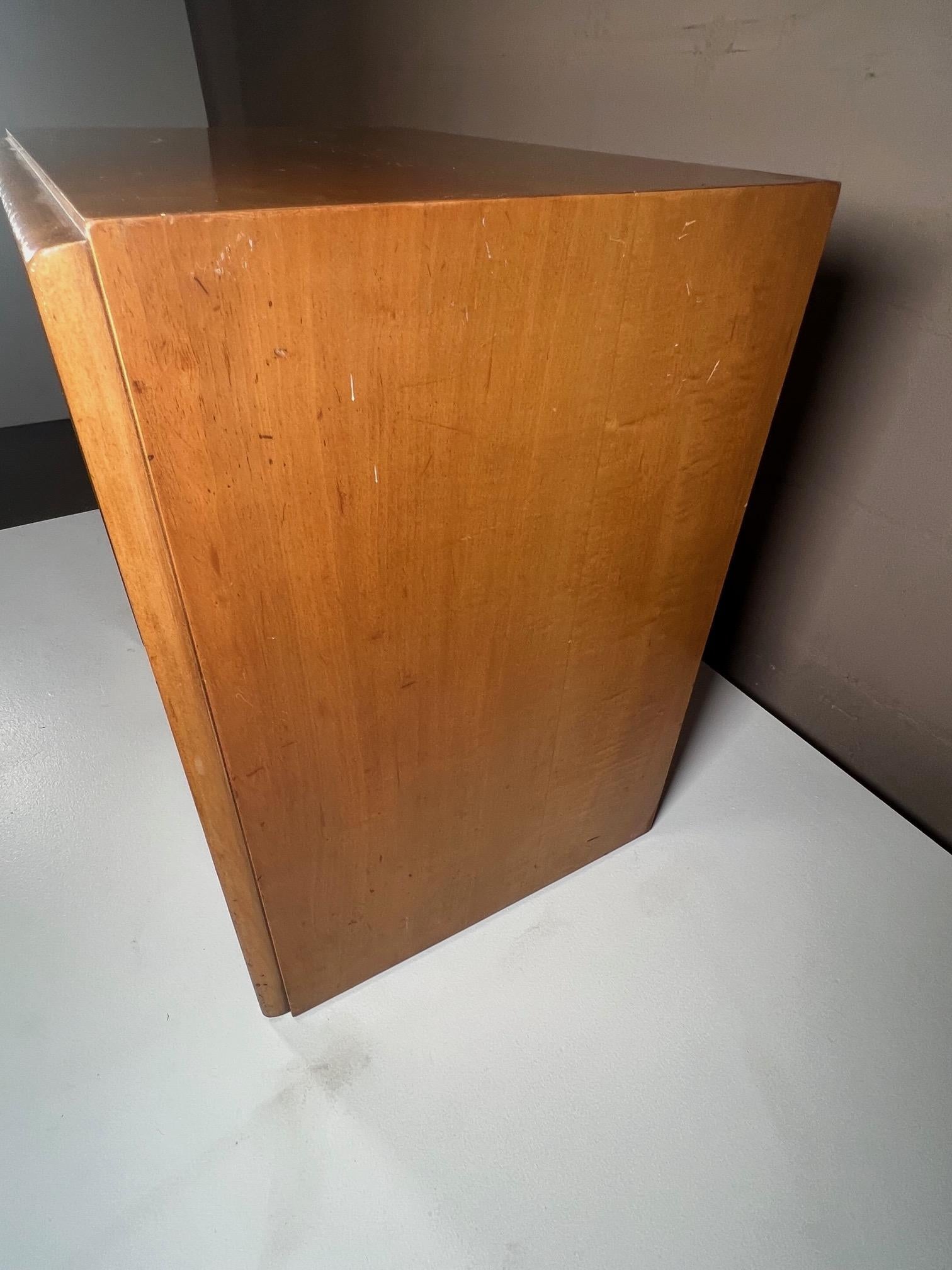 Table de nuit classique Paul Frankl avec poignées en forme de X en vente 3