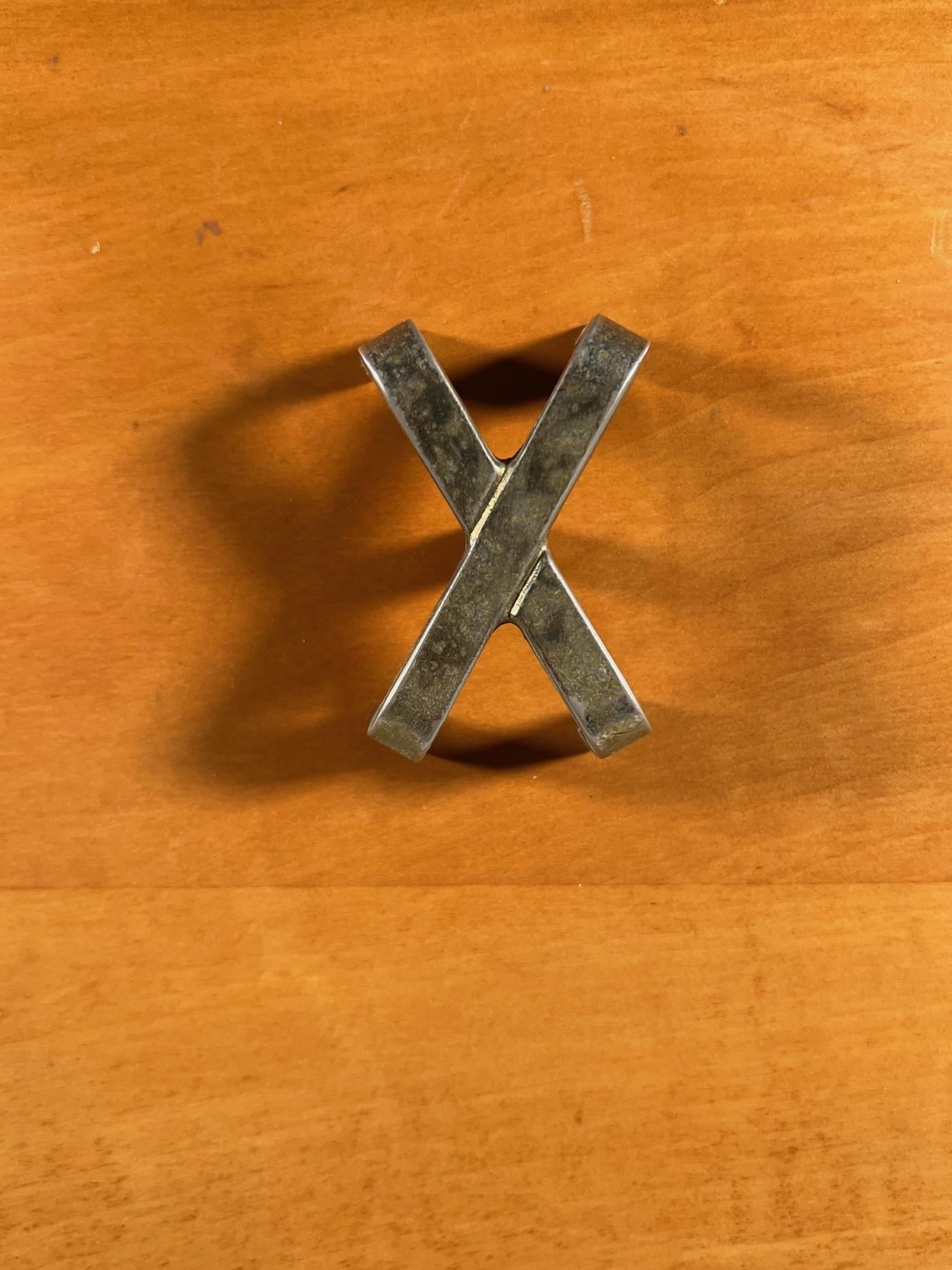 Table de nuit classique Paul Frankl avec poignées en forme de X Bon état - En vente à St.Petersburg, FL