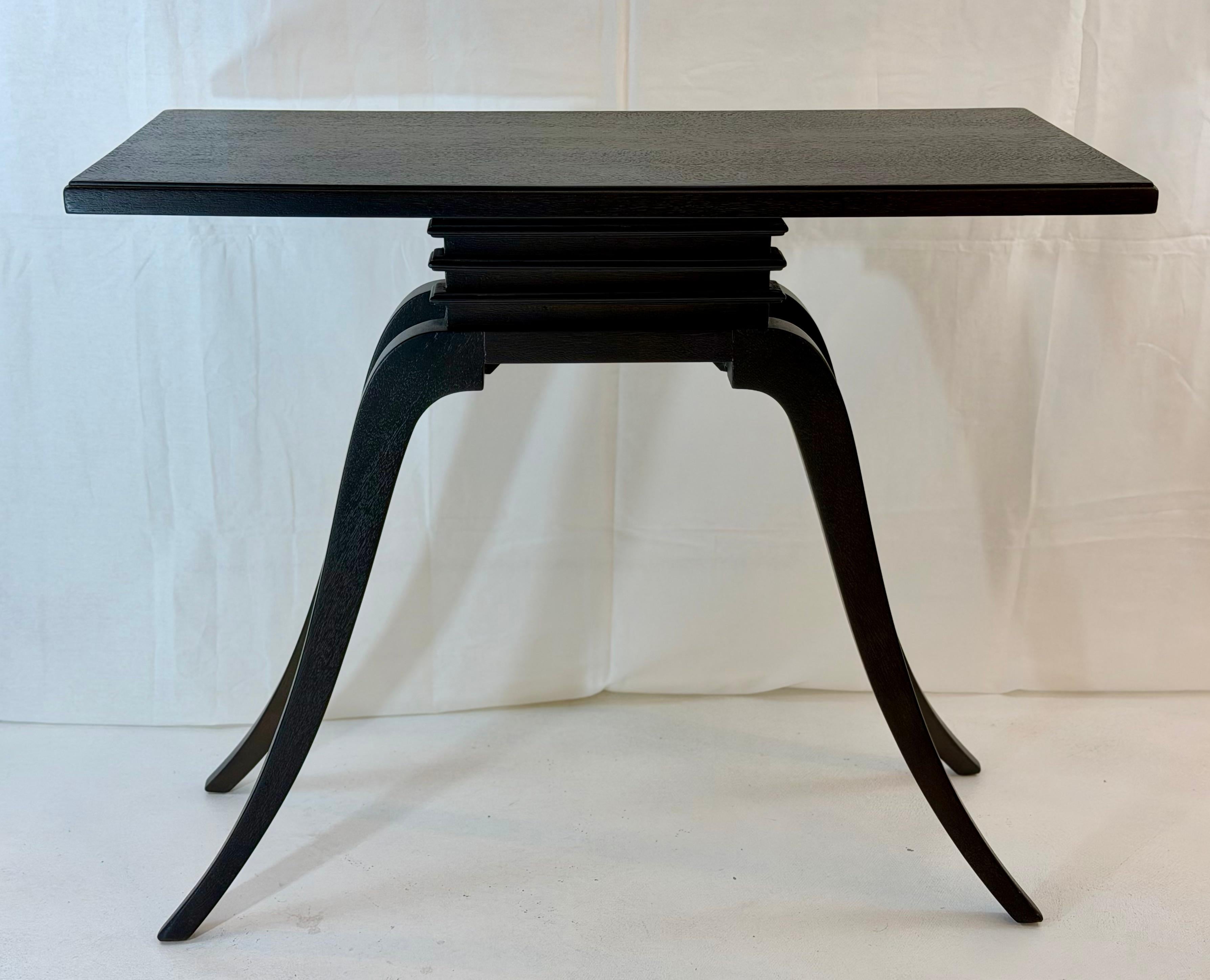 Esempio lampante del sofisticato vocabolario di design di Paul Frankl, questa consolle scultorea racchiude influenze moderniste e cineserie. Realizzato in un ricco legno tinto di scuro, il tavolo presenta i dettagli a gradini tipici di Wood Wood sul