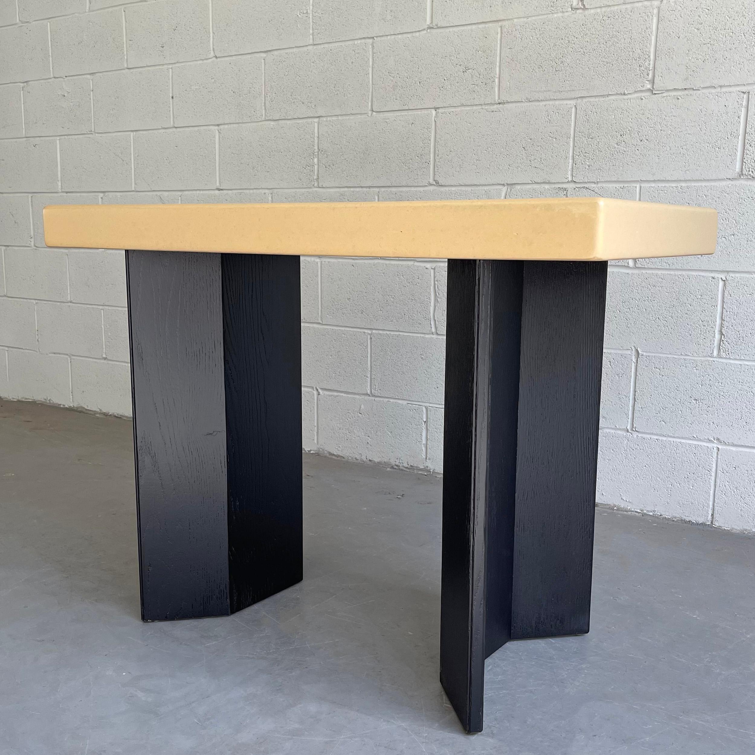 Minimale, la table console Paul Frankl modèle 5008 pour Johnson Furniture Company présente un plateau en liège beige naturel et des pieds pliés en chêne ébonisé.