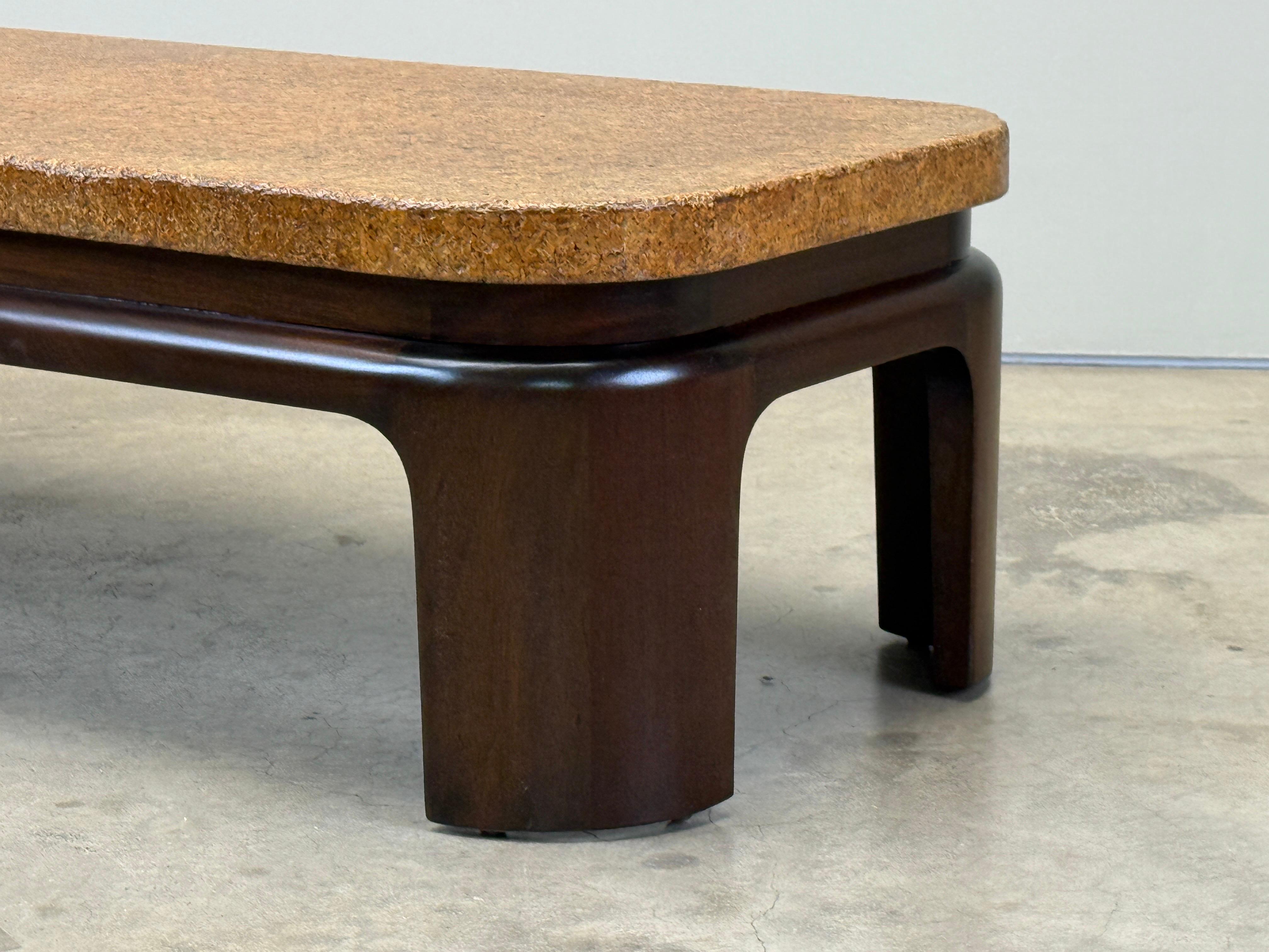 Ein seltener Couchtisch mit Korkplatte und Mahagonisockel von Paul Frankl für Johnson Furniture, 1948. Die Korkplatte hat eine reiche Patina und Textur von jahrzehntelangem Gebrauch. Der Sockel wurde neu lackiert. 
