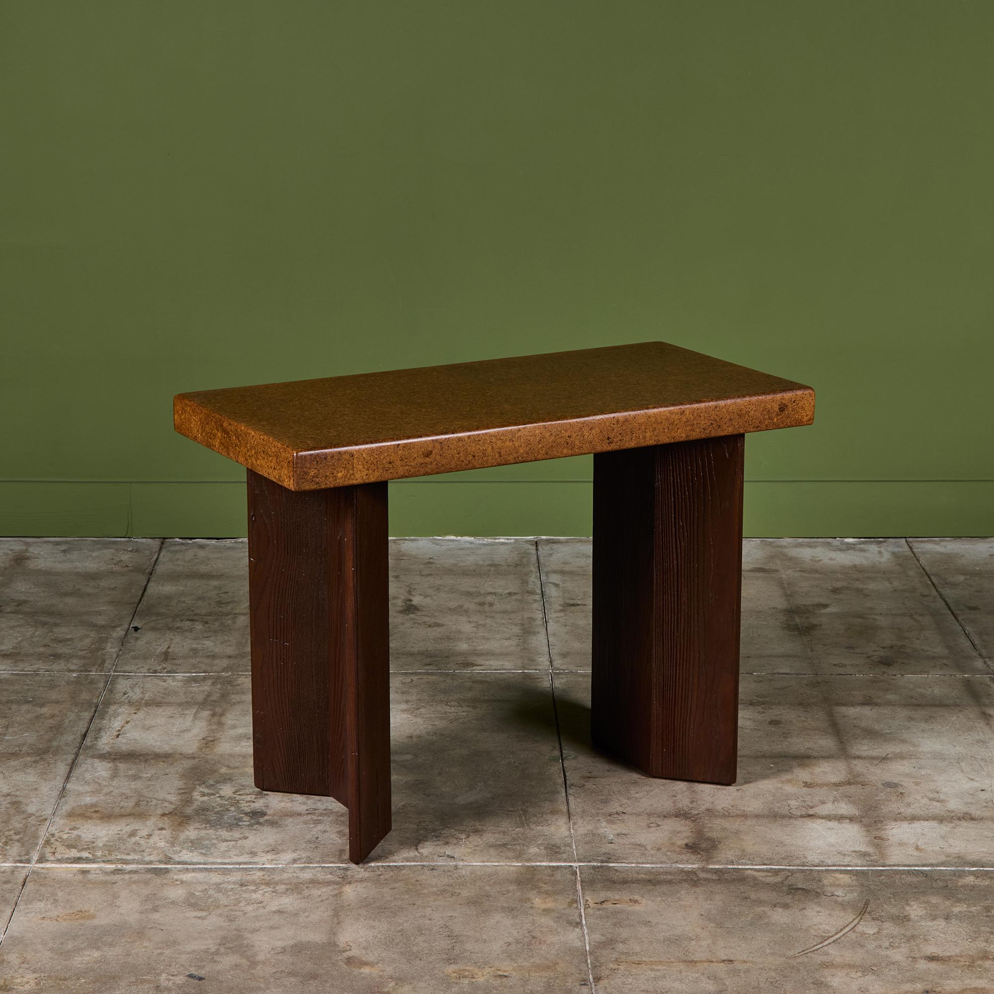 Les meubles en liège de Paul Frankl comptent parmi ses contributions les plus durables au modernisme américain et sont encore aujourd'hui très recherchés. Cette table console à plateau en liège, conçue et produite par Johnson Furniture Co, a fait