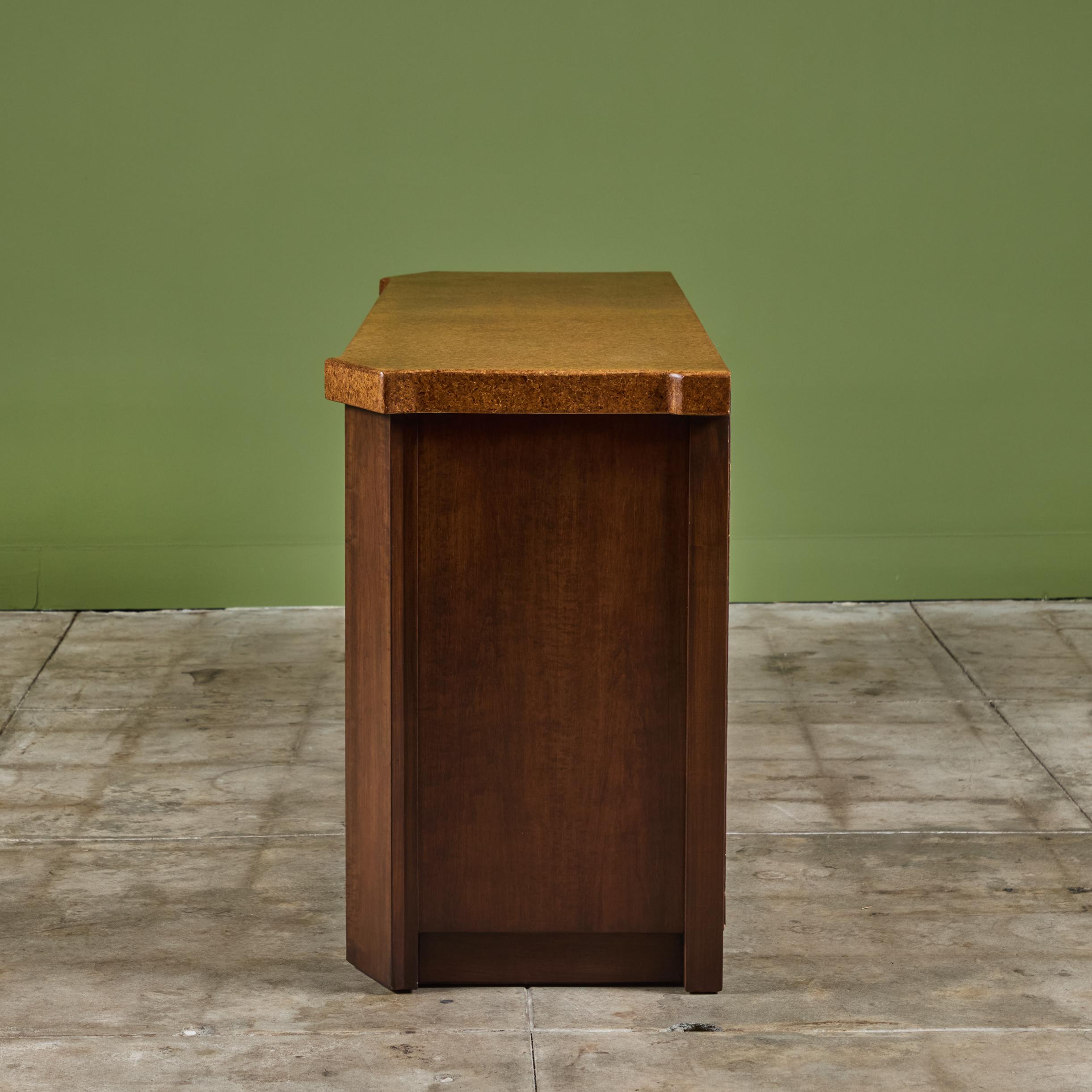 Credenza de corcho Paul Frankl para Johnson Furniture Co. Latón en venta