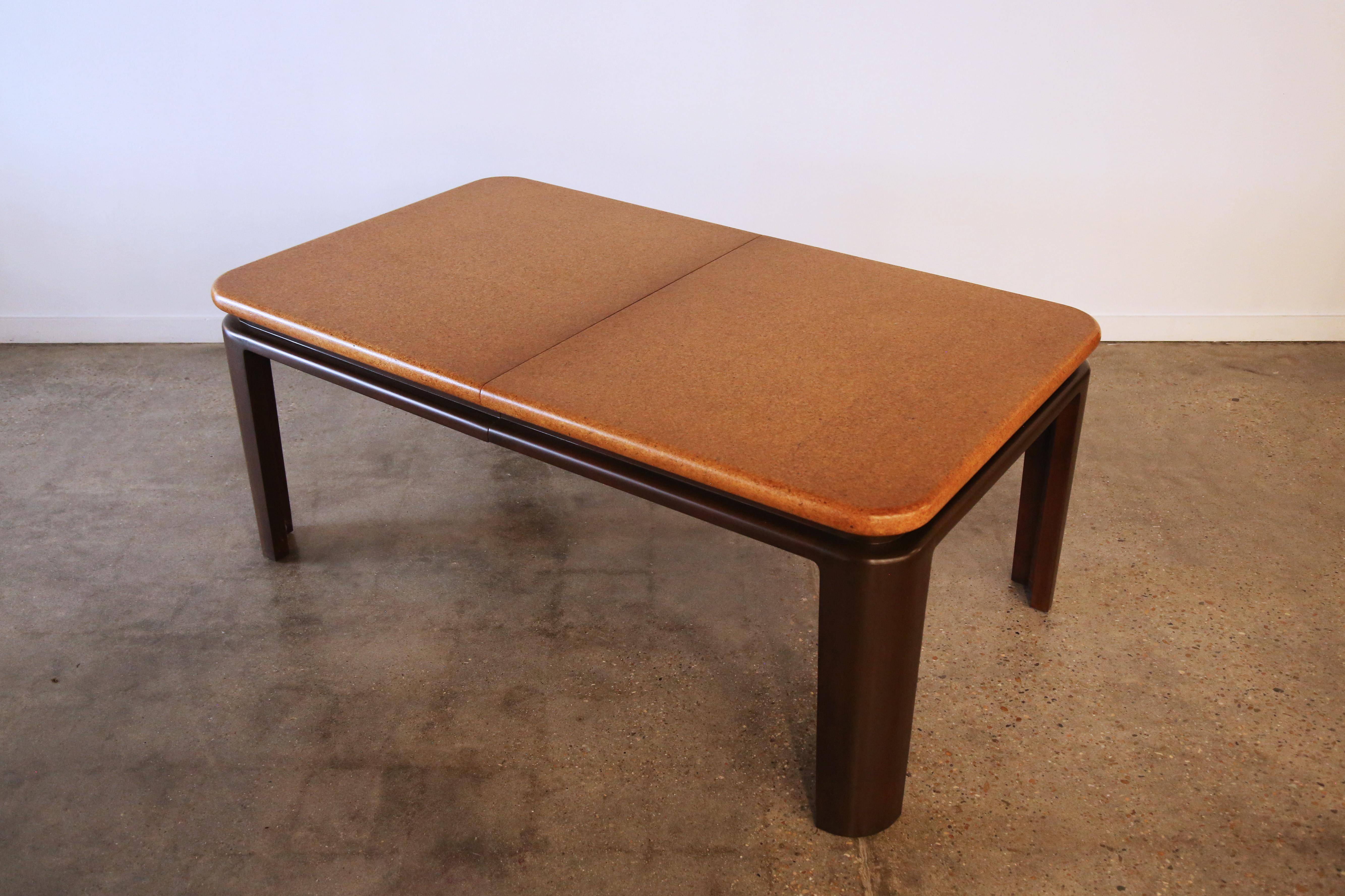 The Table Company, modèle 2443, en liège et acajou, pour Johnson Furniture Company. A.I.C. C. 1955. Pieds épais, surdimensionnés et arrondis avec une bordure périphérique insérée qui semble faire flotter le plateau en liège. L'une des tables de