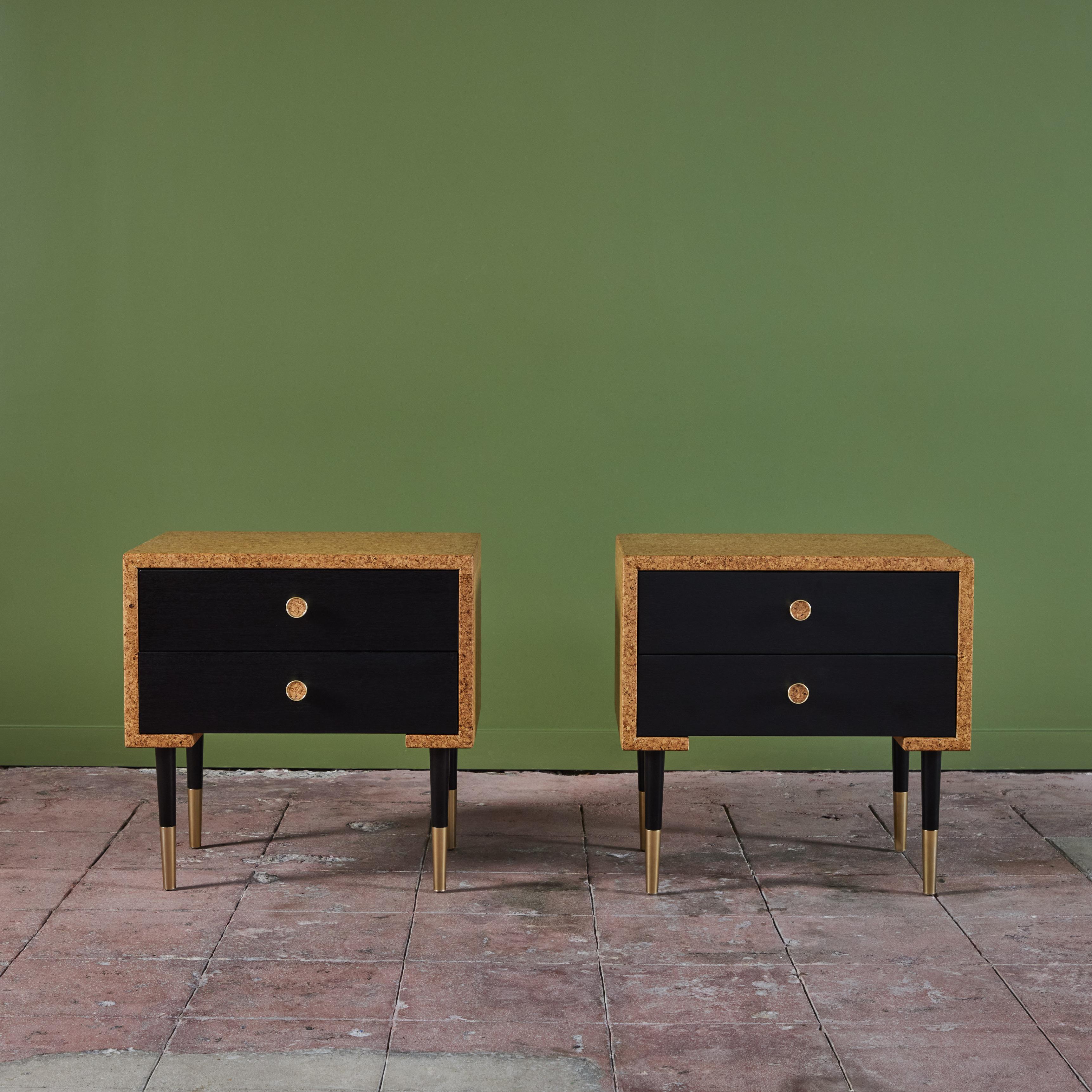 Pareja de mesillas de noche de corcho de Paul Frankl para Johnson Furniture Co. Moderno de mediados de siglo en venta
