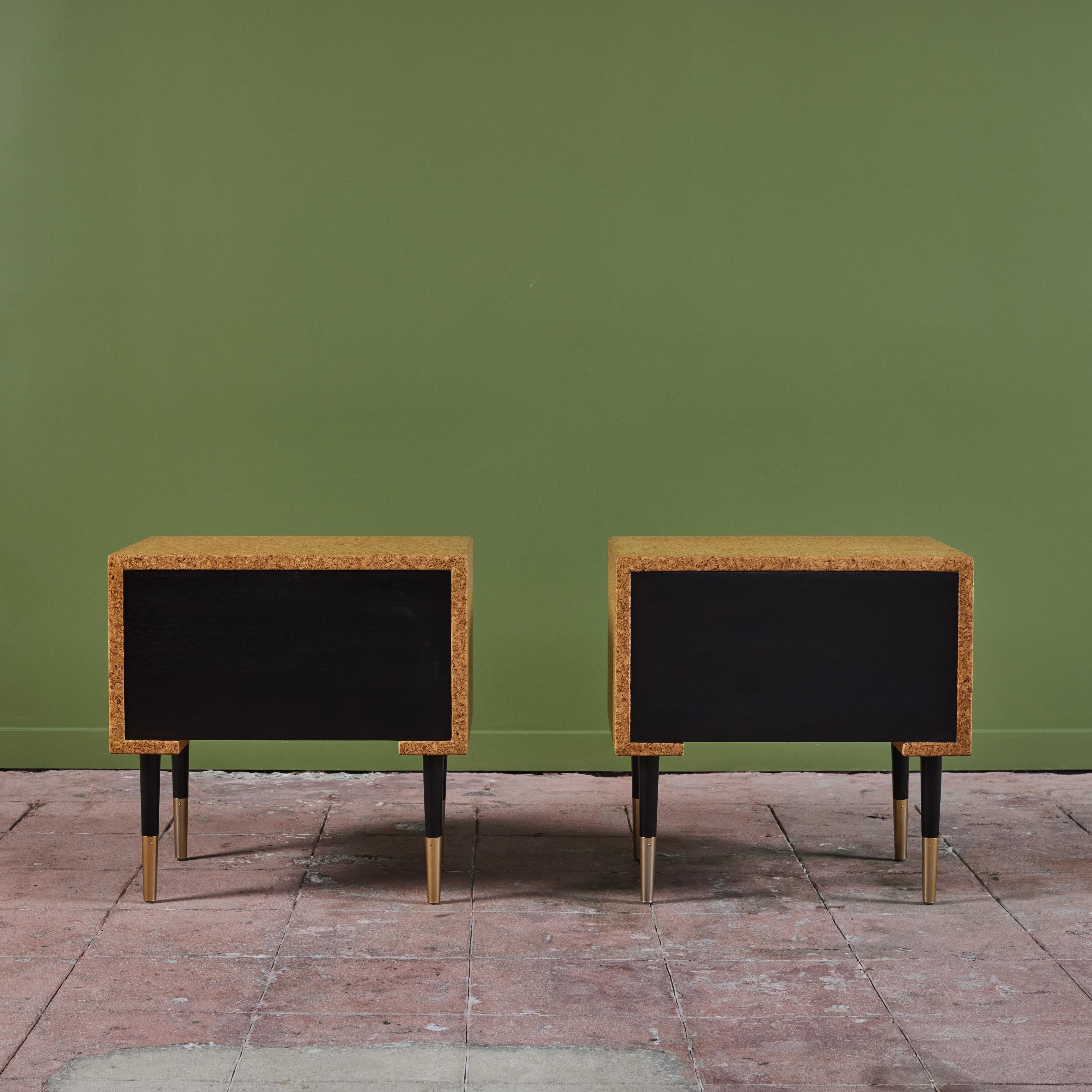 Pareja de mesillas de noche de corcho de Paul Frankl para Johnson Furniture Co. en Excelente estado para la venta en Los Angeles, CA