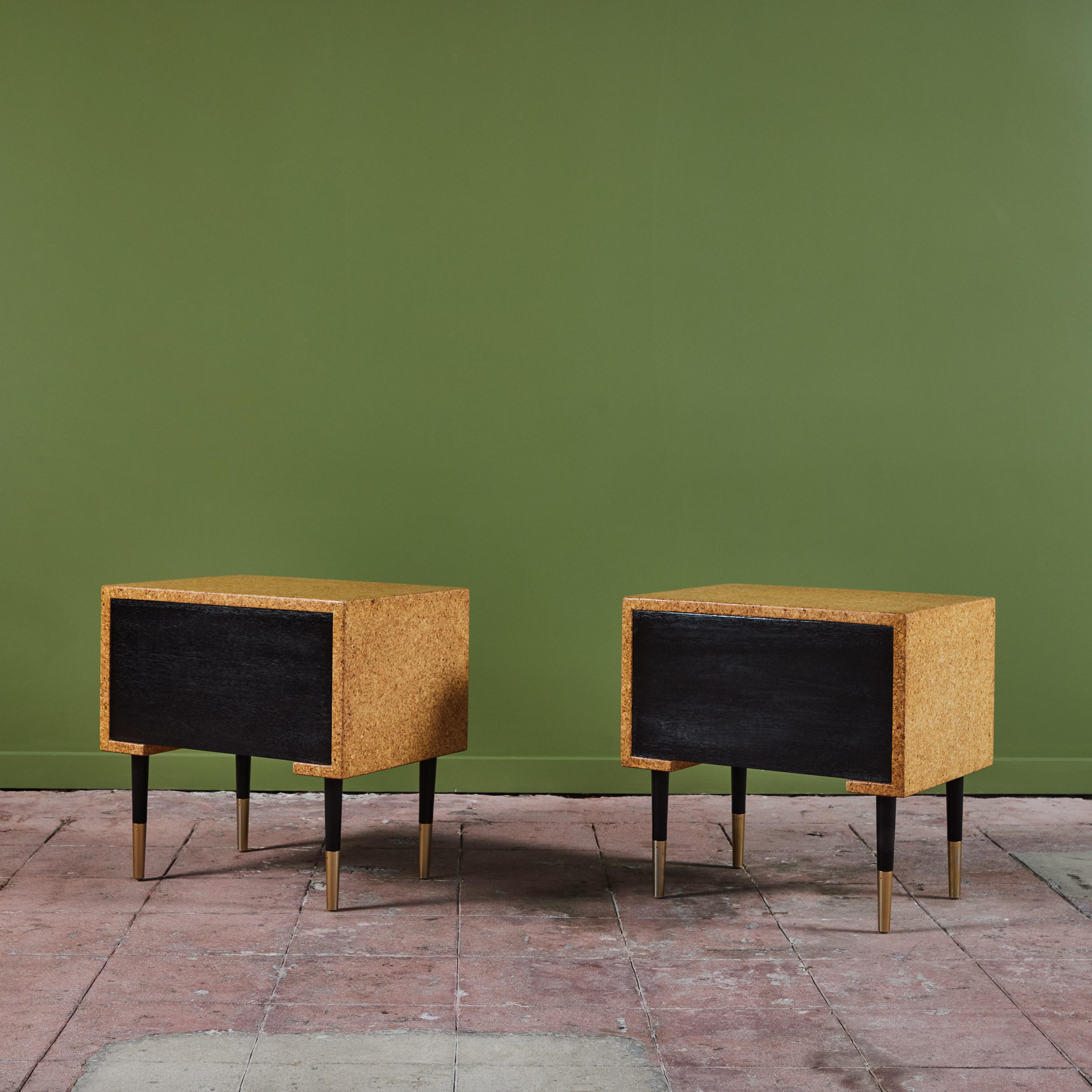 Pareja de mesillas de noche de corcho de Paul Frankl para Johnson Furniture Co. Latón en venta