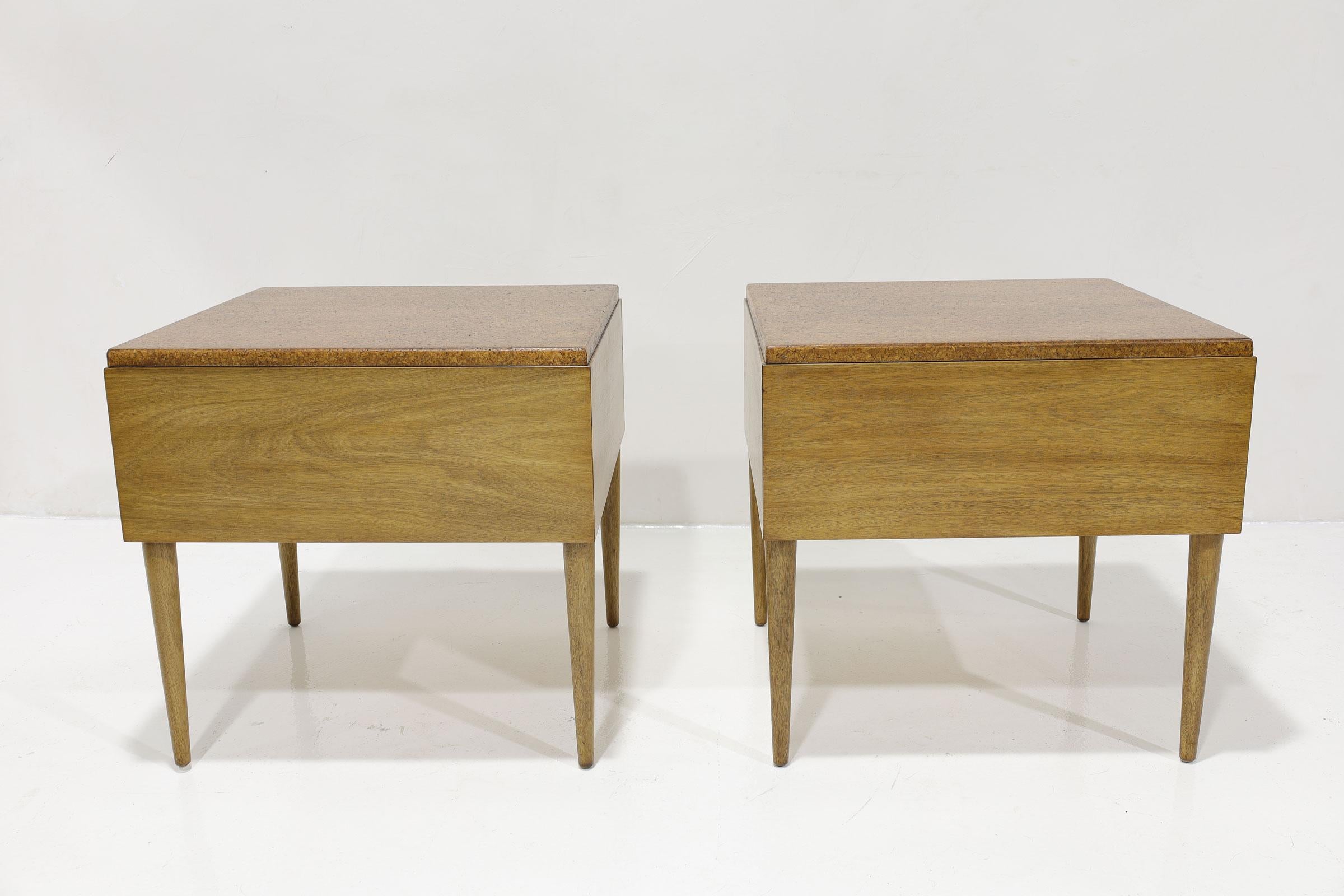 Américain Tables de nuit en liège Paul Frankl pour Johnson Furniture en vente