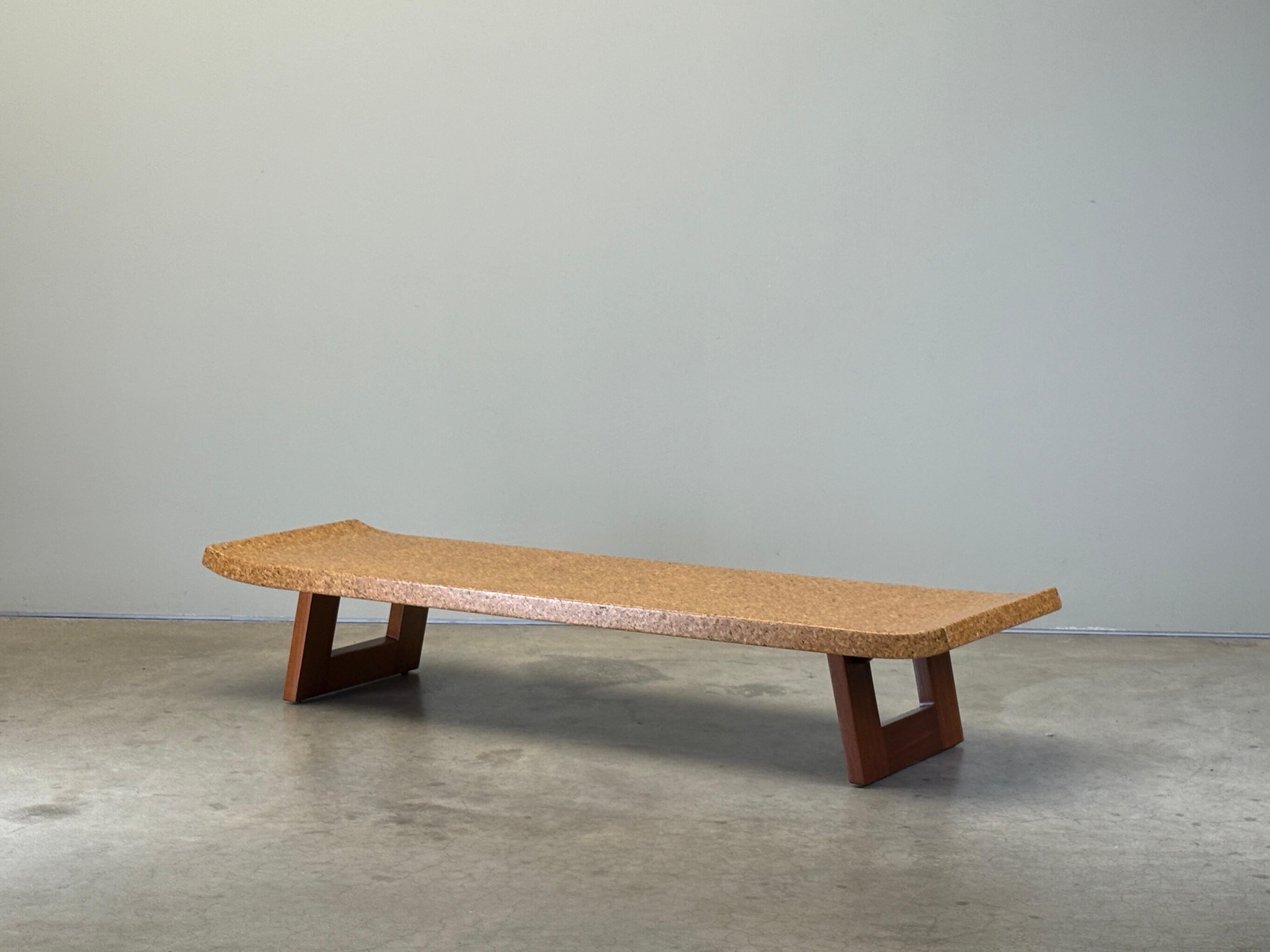 Eine Sitzbank aus Mahagoni und Kork von Paul Frankl für Johnson furniture.
Zwei davon sind in verschiedenen Ausführungen erhältlich. 