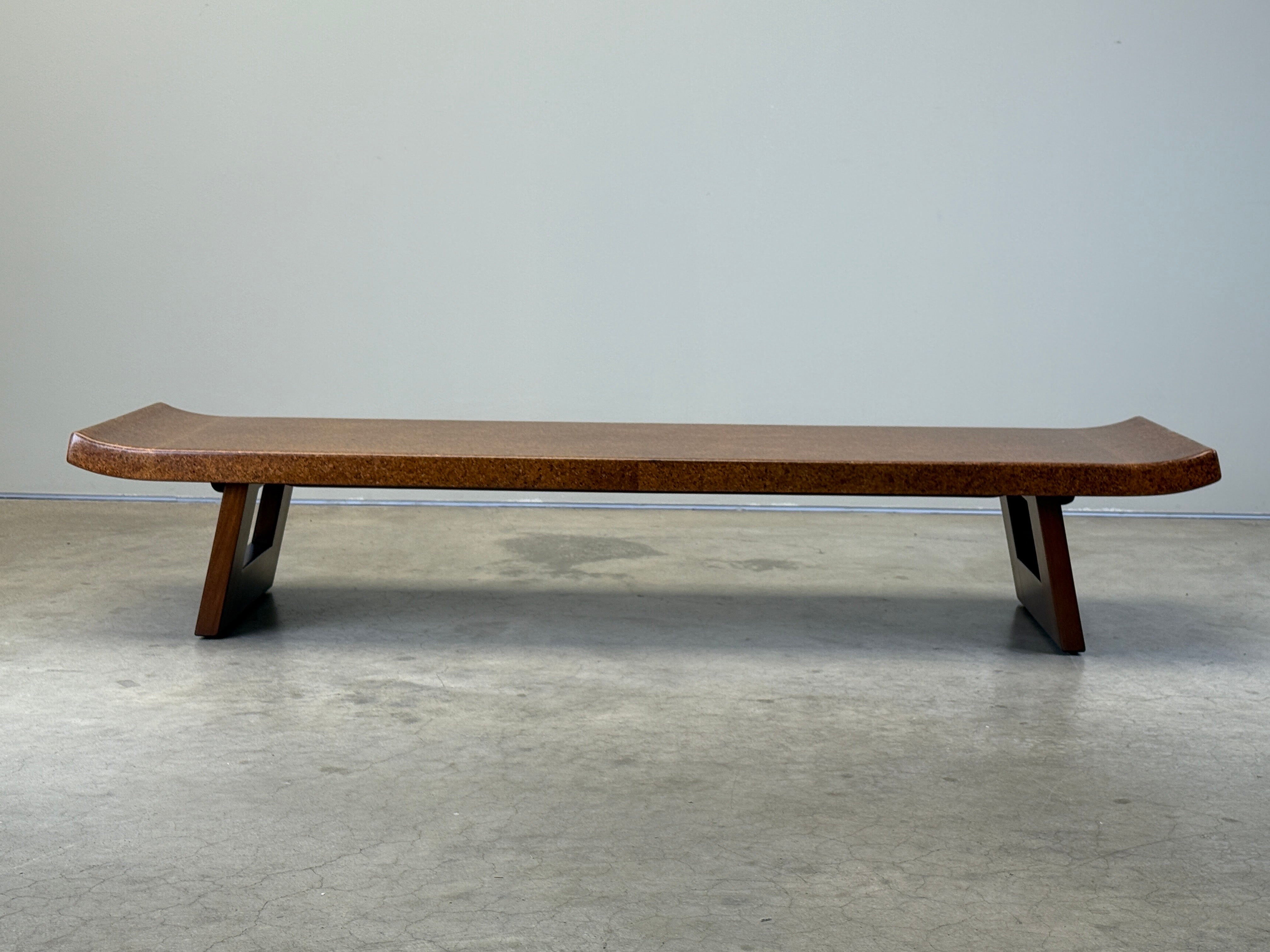 Eine Sitzbank aus Mahagoni und Kork von Paul Frankl für Johnson furniture.
Zwei davon sind in verschiedenen Ausführungen erhältlich.